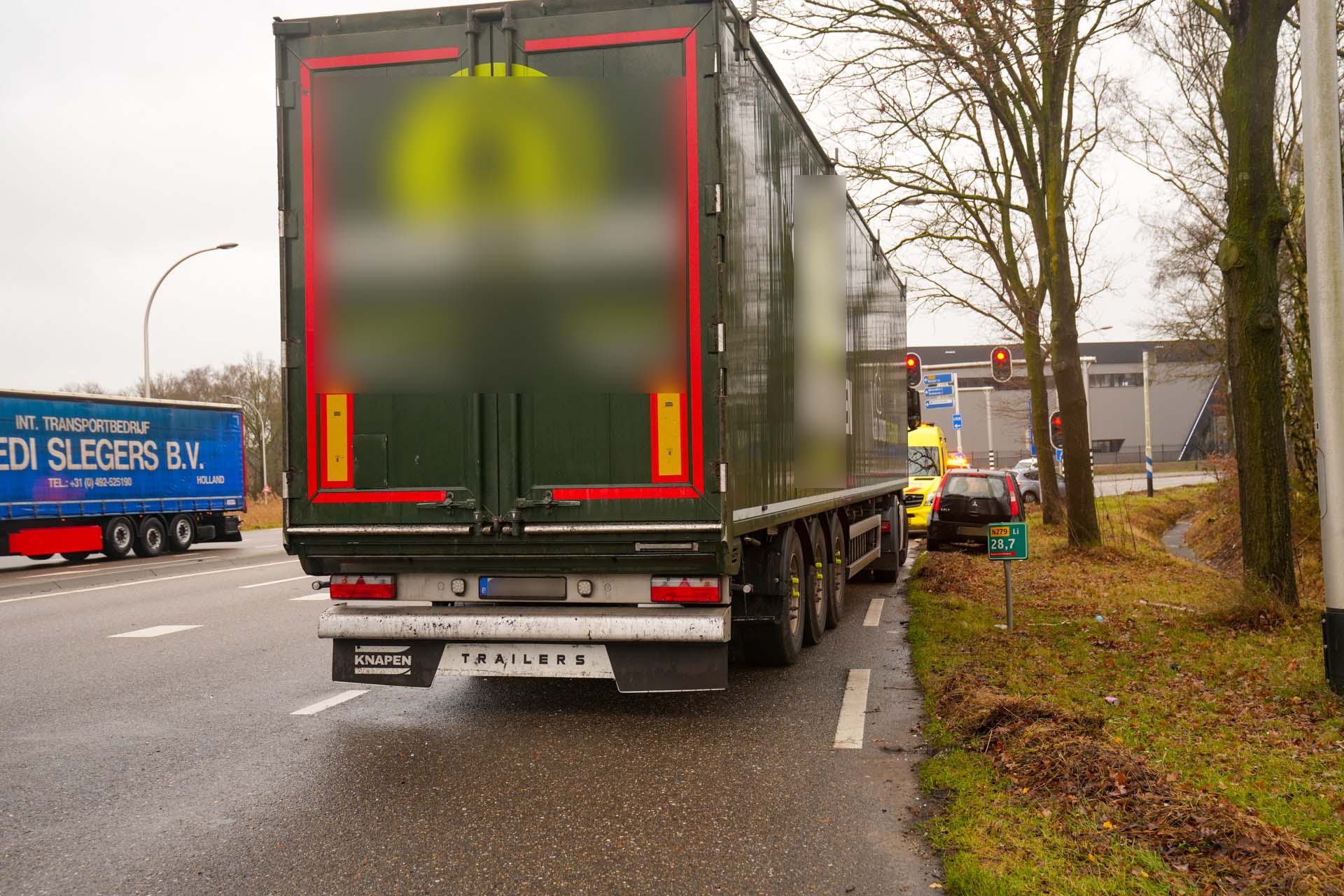 Vrachtwagenchauffeur ziet auto over het hoofd
