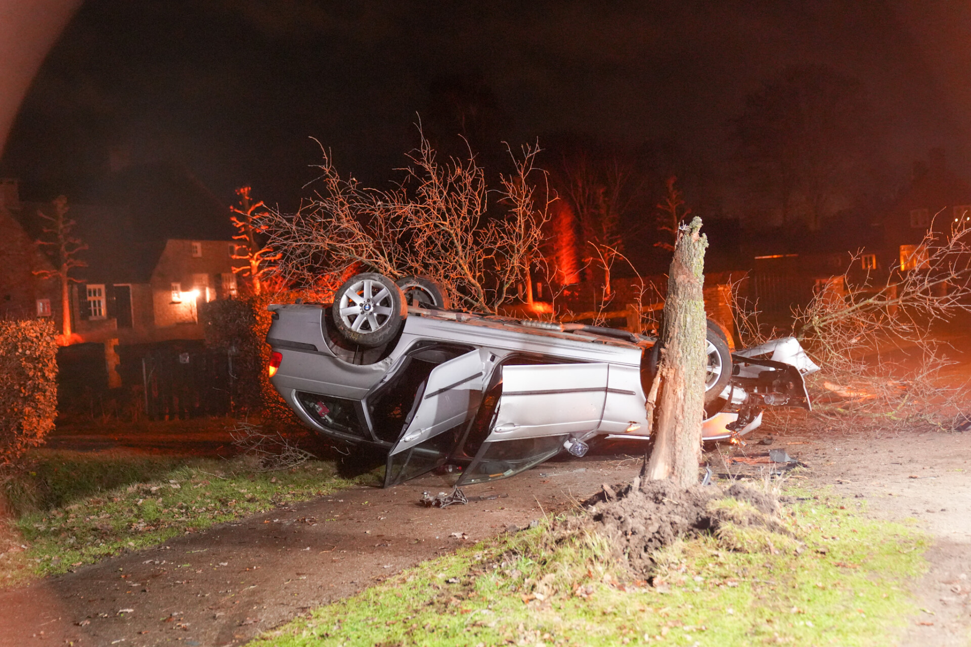 Jongeman raakt gewond bij ongeval, boom door tweeën