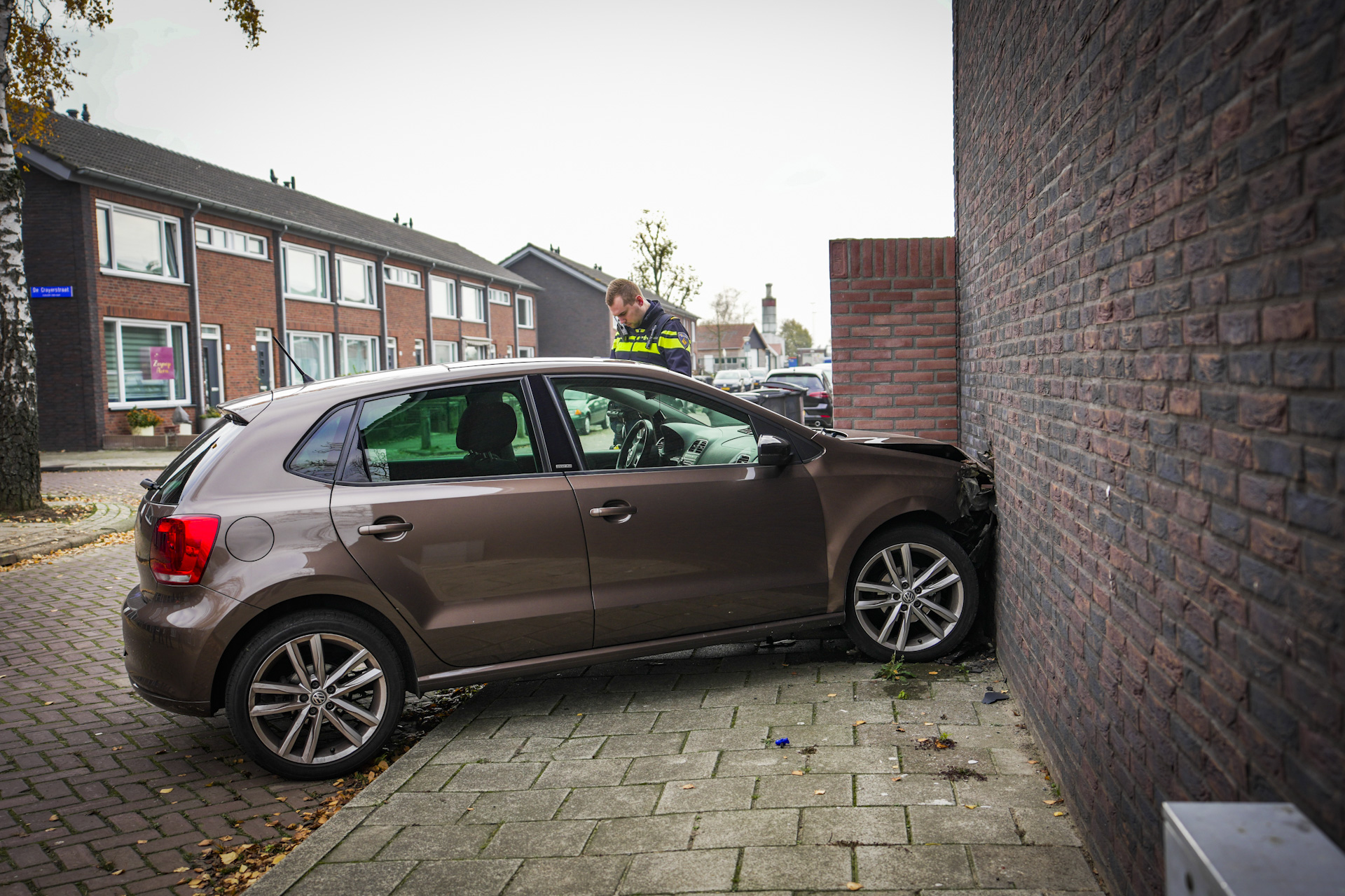 Minderjarige ramt woning na rijden in auto