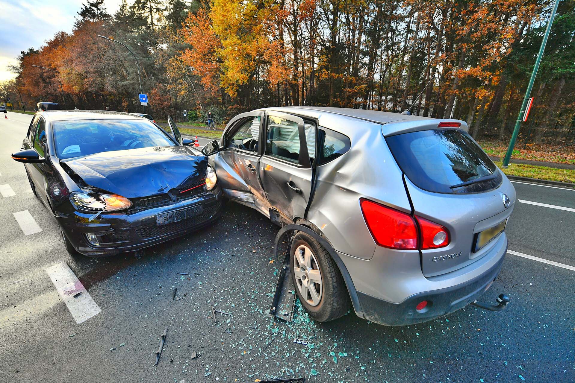 Twee auto’s botsen op elkaar op de Eindhovenseweg, beide auto’s total loss