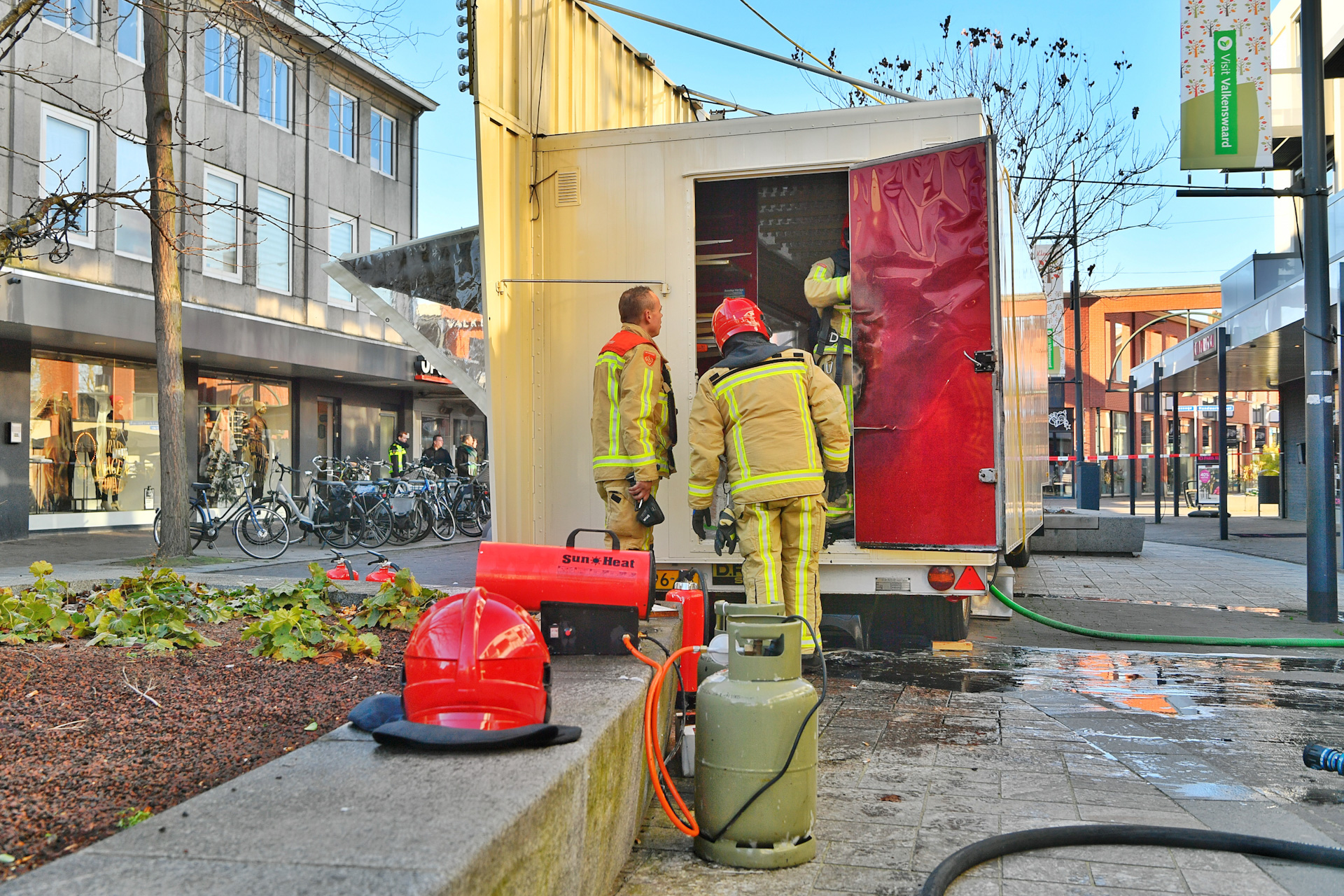 Medewerker raakt gewond na brand in oliebollenkraam