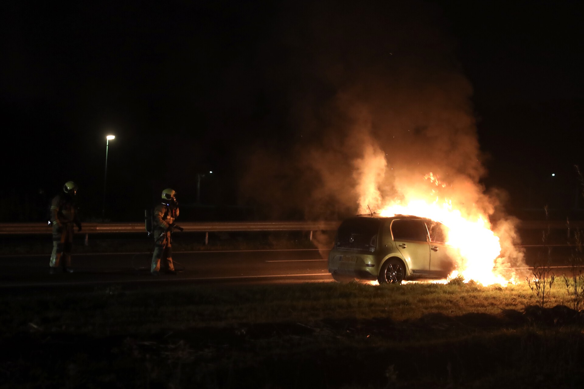 Auto vliegt in brand op A50, bestuurder met de schrik vrij