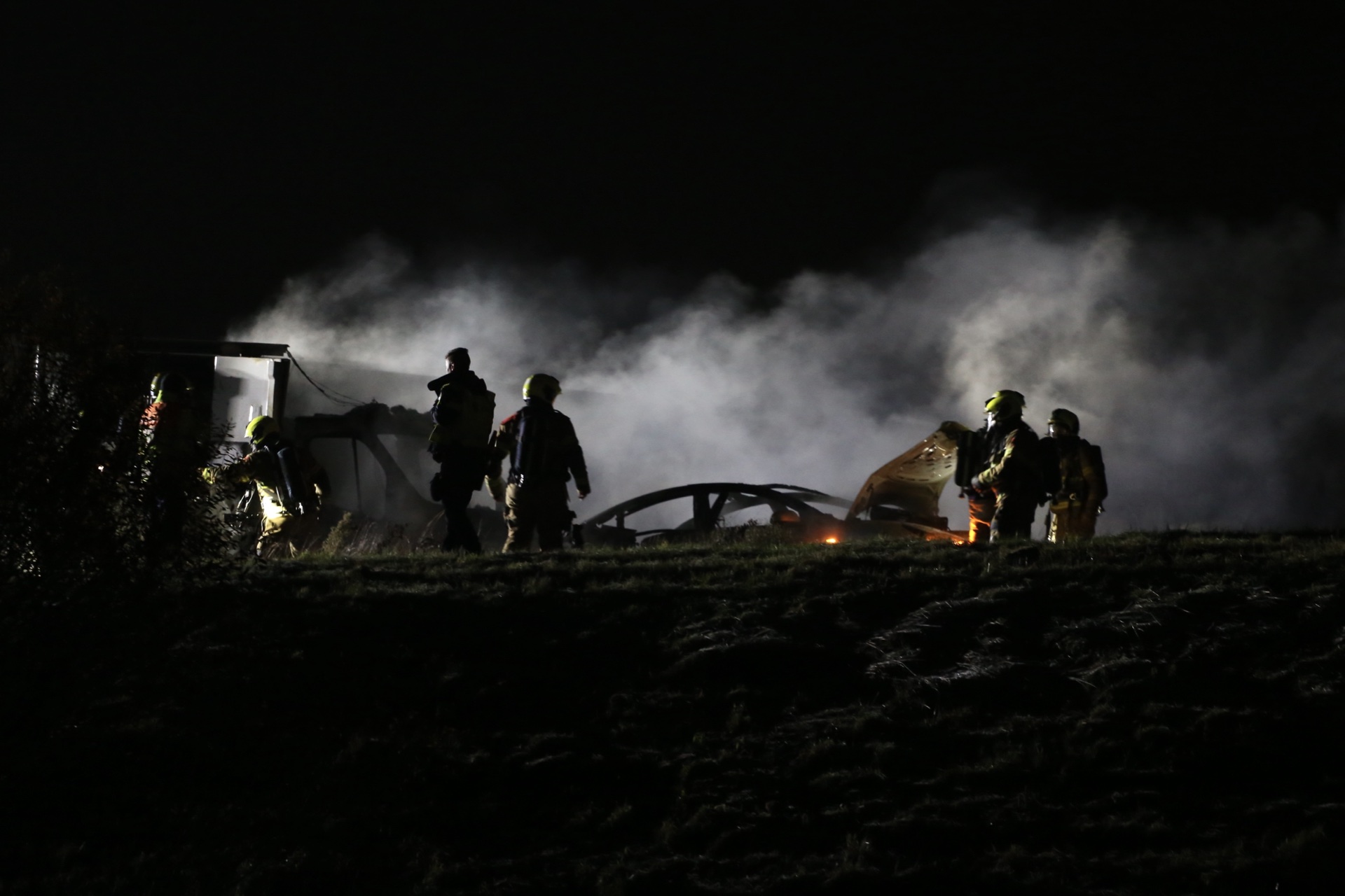 Paardentrailer vliegt in brand na ongeluk op A50