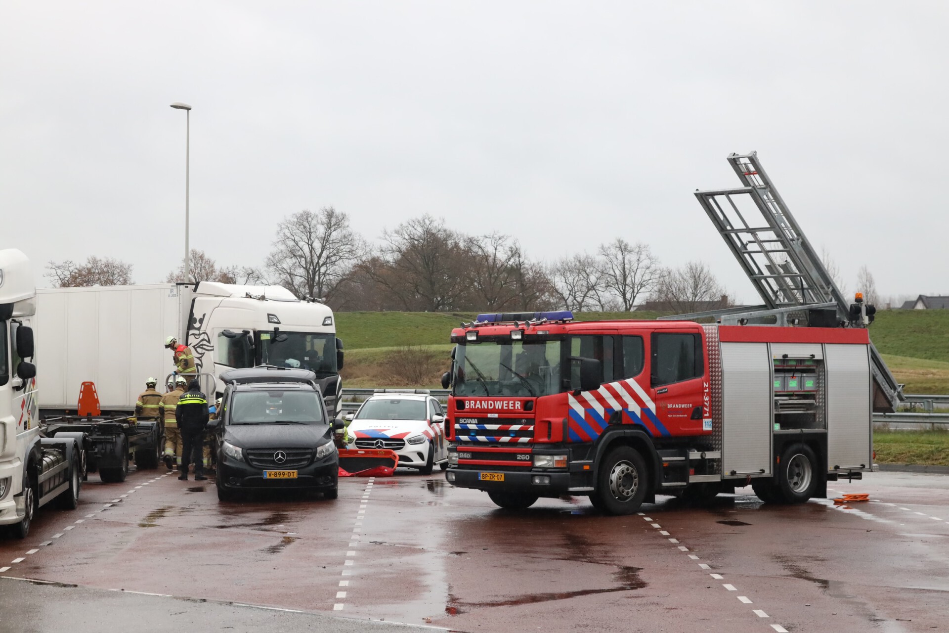 Vrachtwagenchauffeur dood aangetroffen langs de snelweg A50
