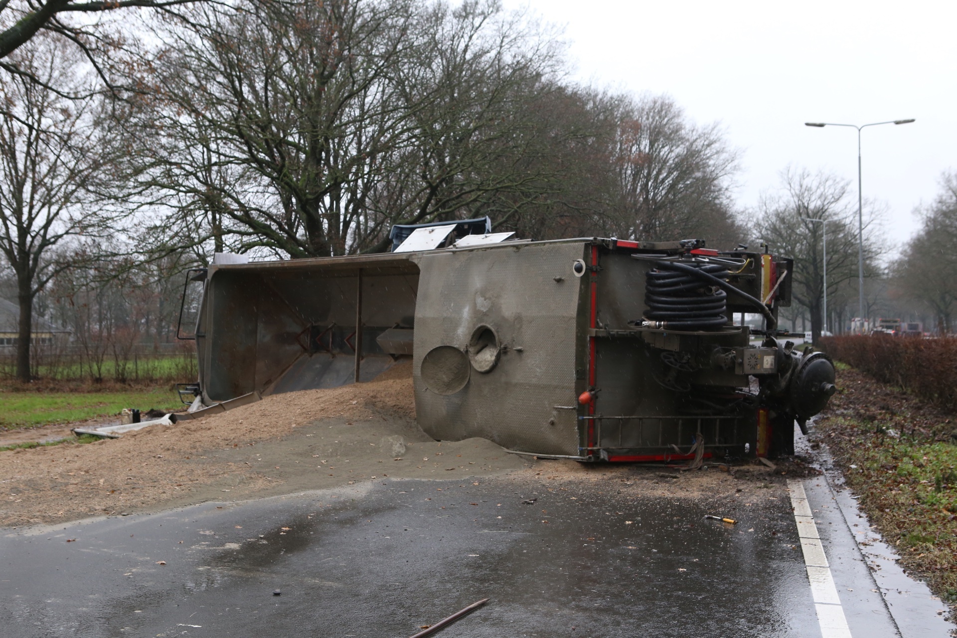 Vrachtwagen met lading omgevallen midden op de weg