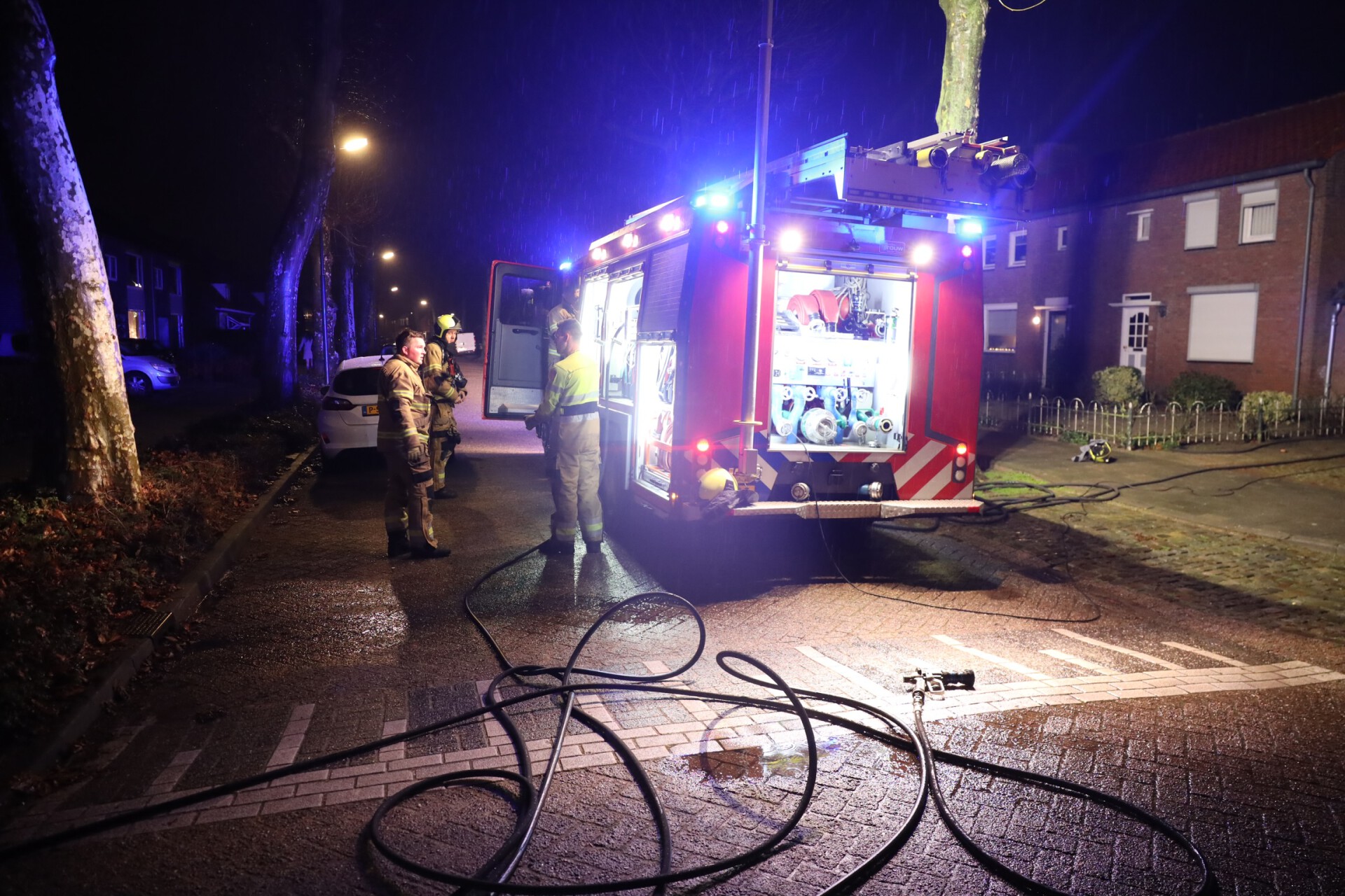 Brandweer blust felle brand in buitenkachel in bijgebouw