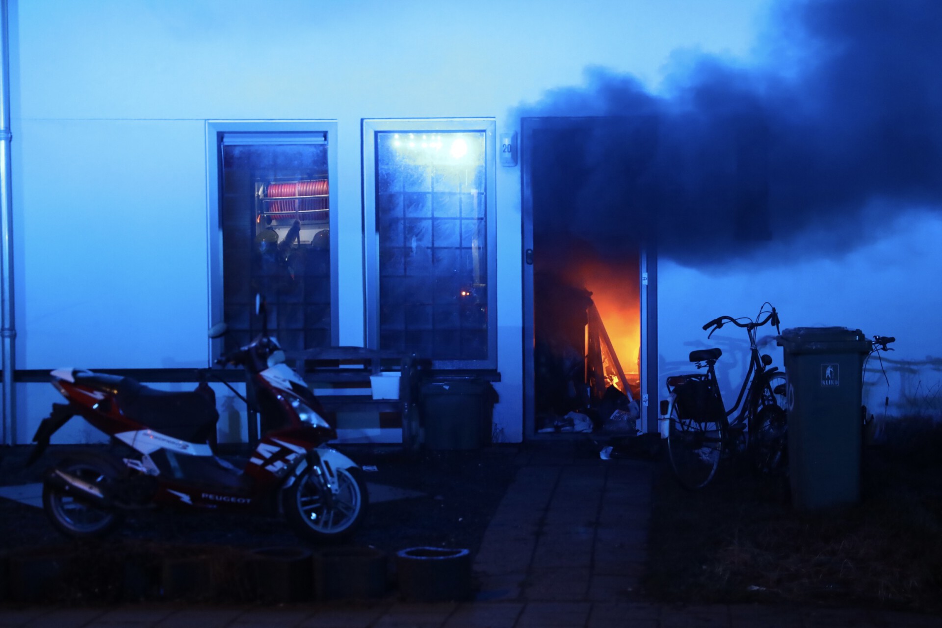 Hond gered bij felle woningbrand; “We werden wakker van de rookmelder”