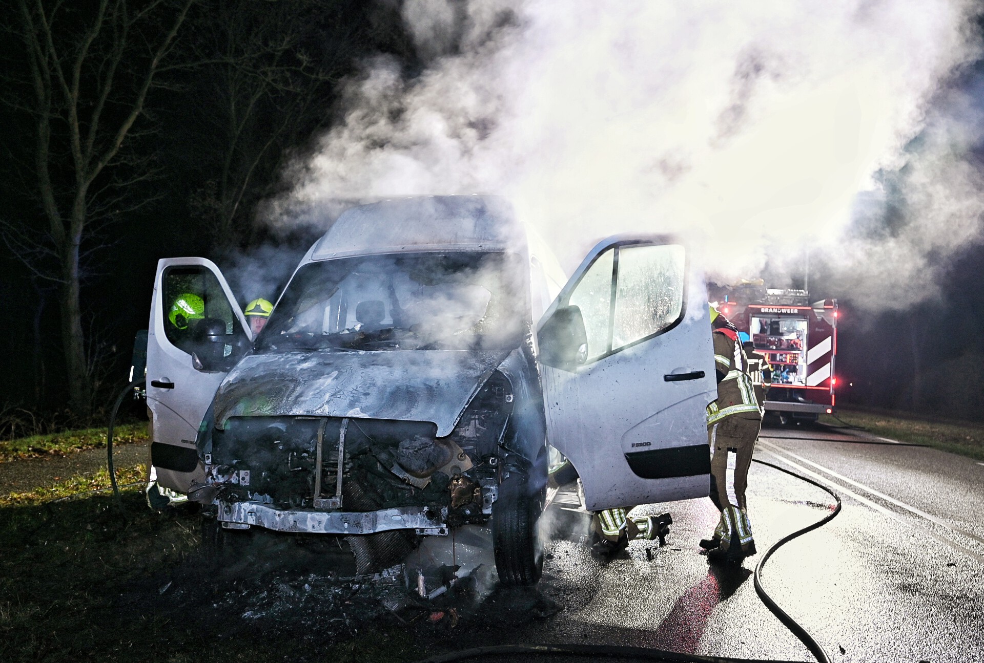 Bestelbus vliegt in brand tijdens het rijden