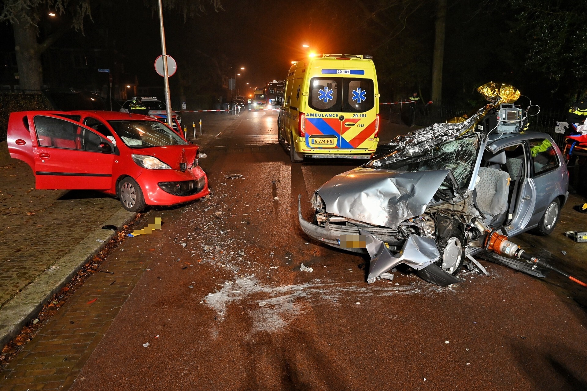 Twee gewonden en ravage bij frontale aanrijding