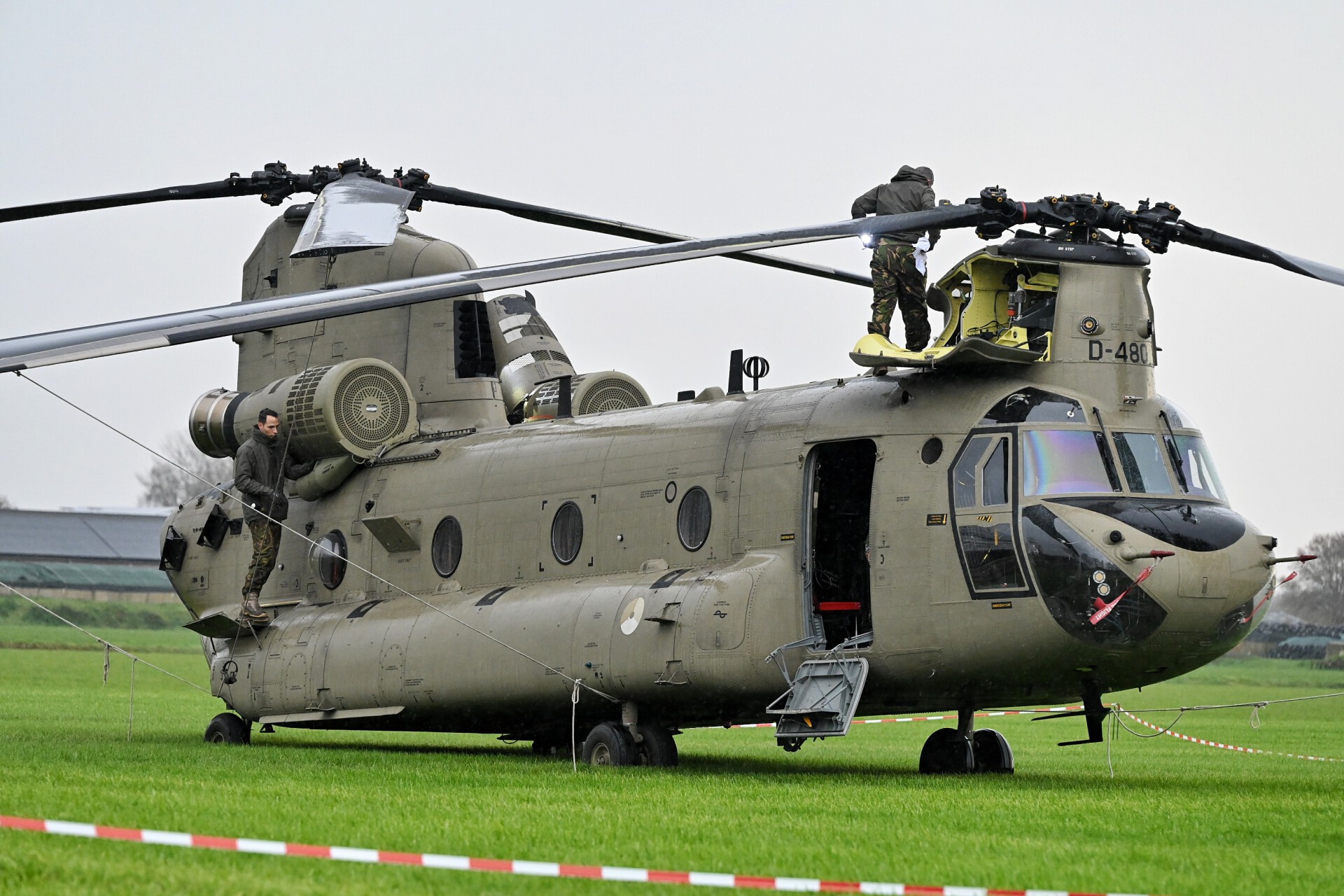 Chinook maakt voorzorgslanding in weiland