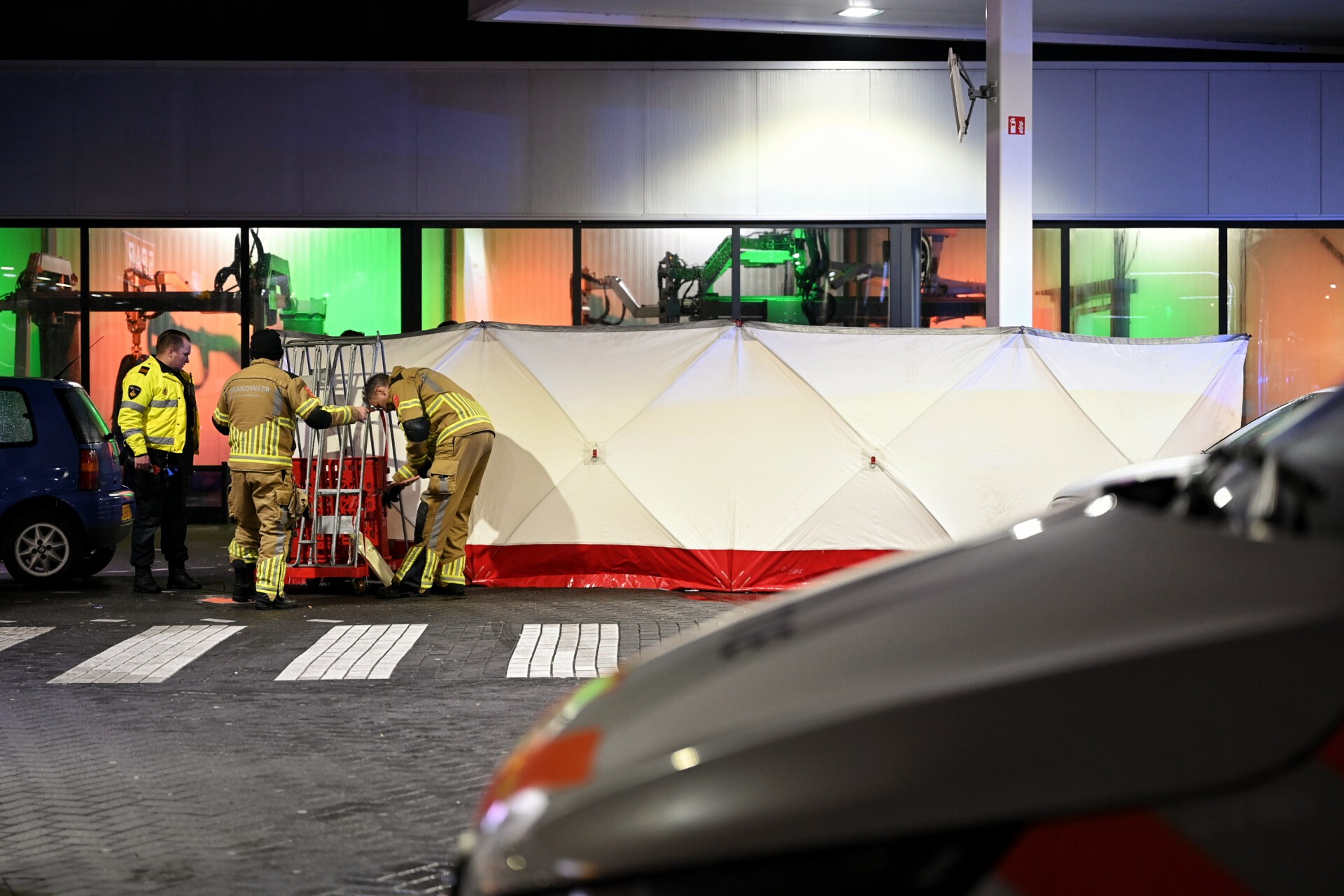 FOTO UPDATE: Persoon doodgeschoten bij tankstation, vermoedelijk liquidatie