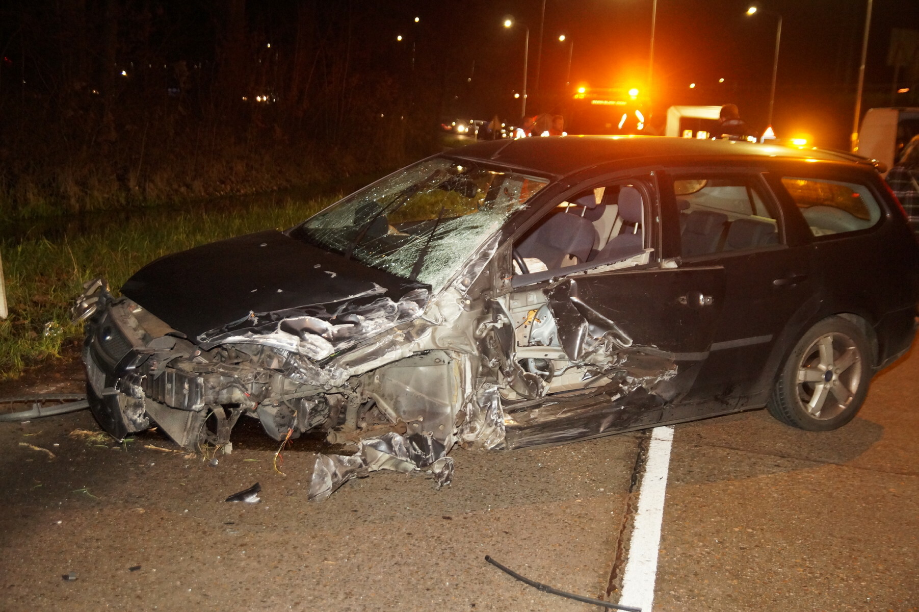Weg bezaaid met brokstukken na fors ongeval, twee personen gewond