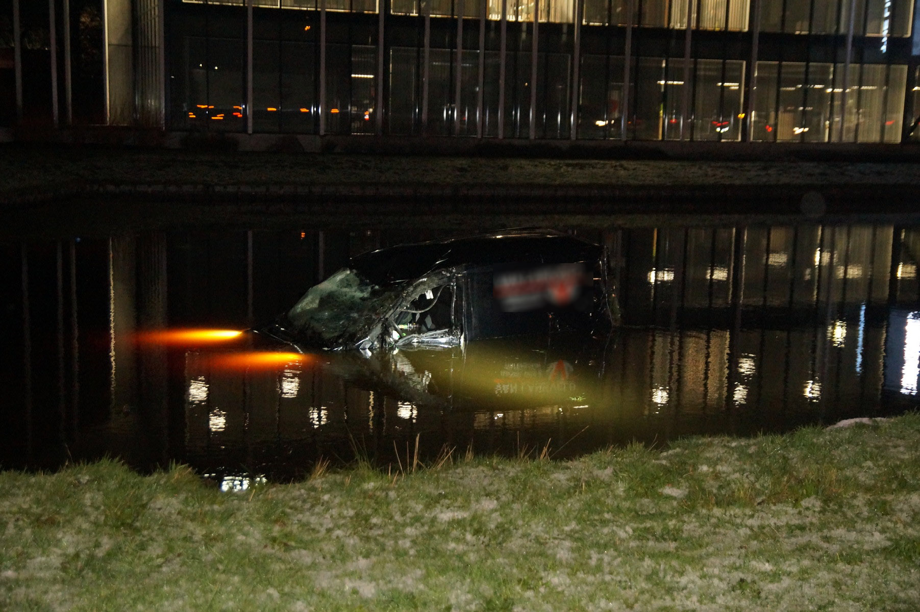 Gewonde nadat bestelbusje in het water terecht komt