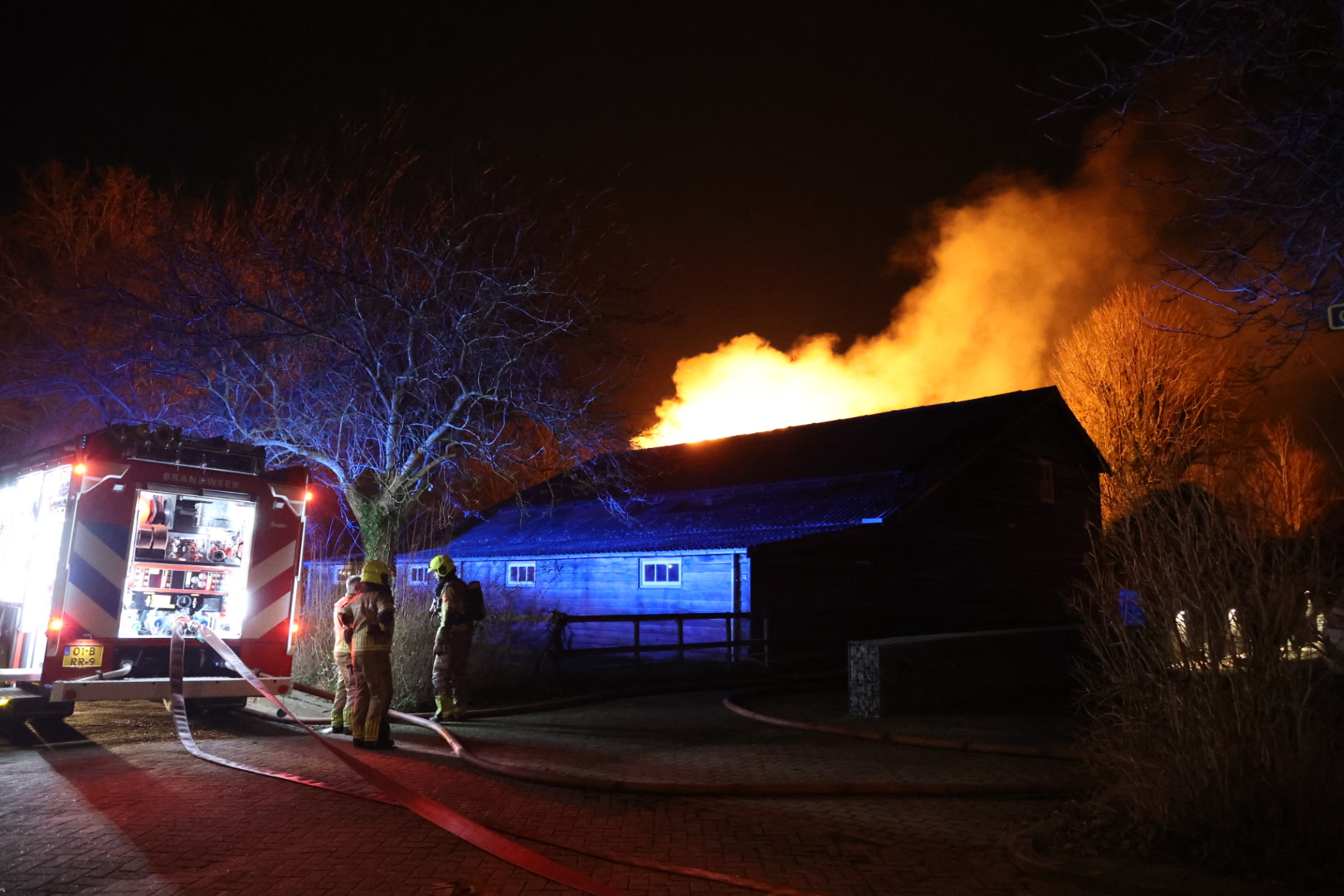 Uitslaande brand bij woonboerderij met rieten kap