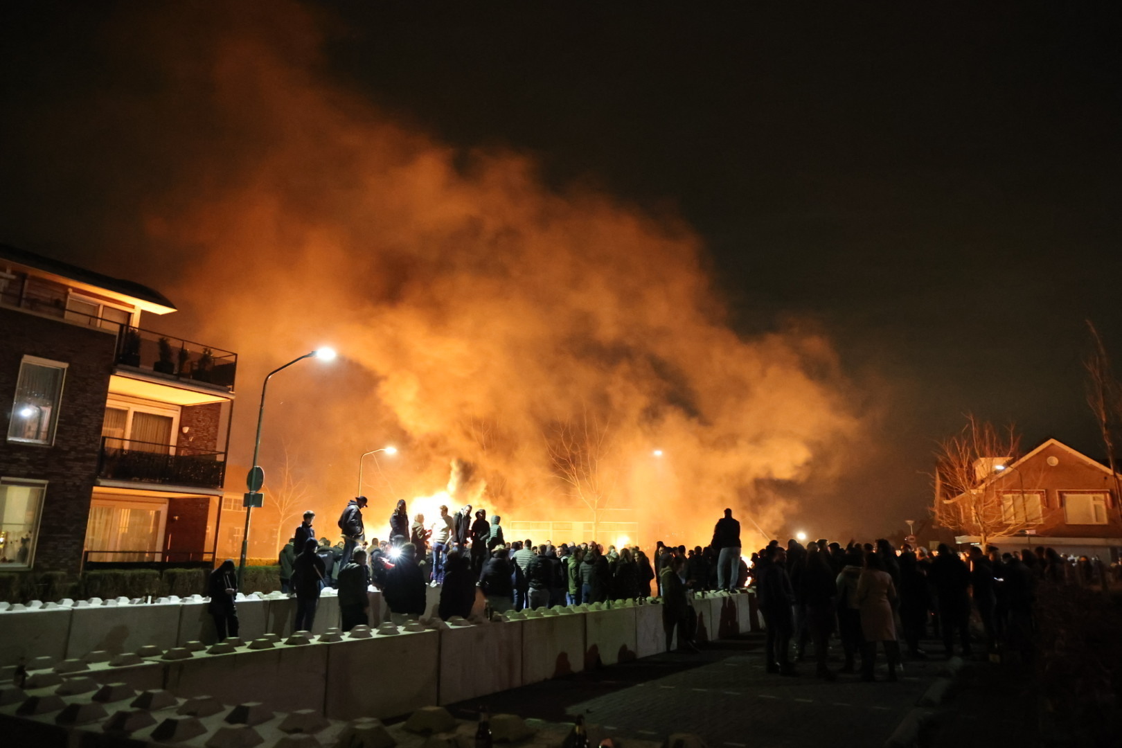 Vijf sloopauto’s in lichterlaaie op beruchte kruising in Veen