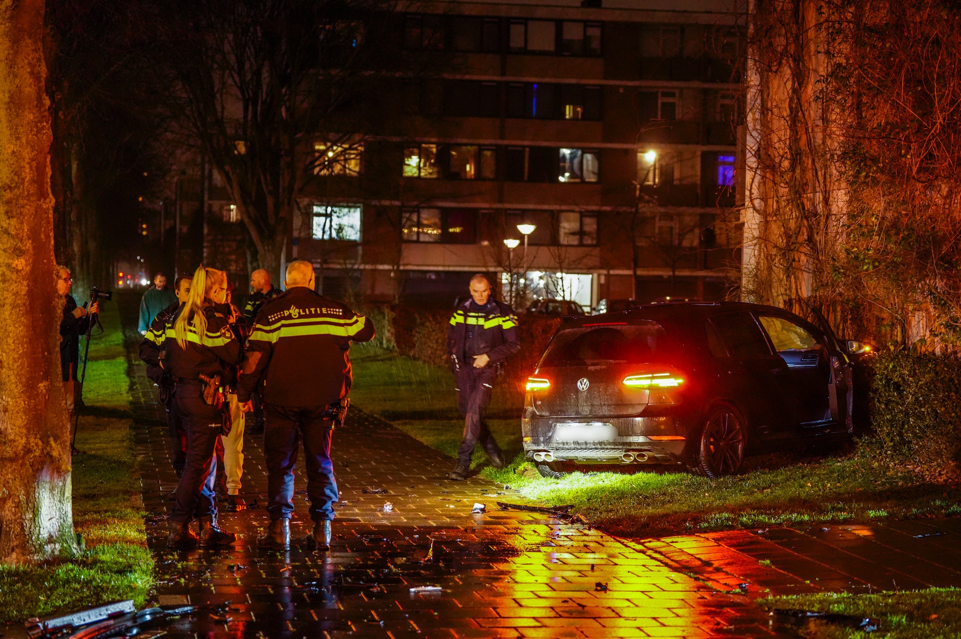 Jongeman met hoge snelheid door rood klapt tegen automobilist