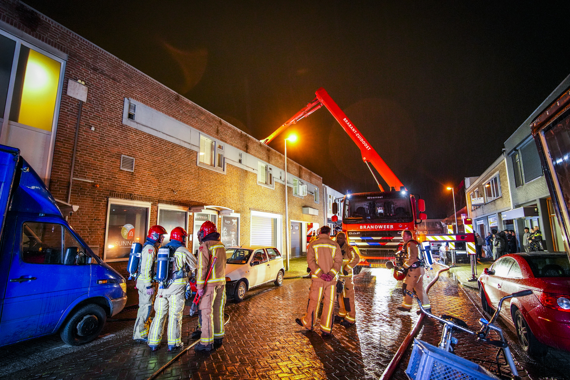 Brandweer breekt dak open om brand te blussen