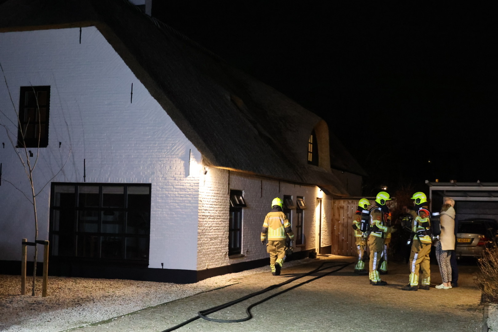 Bewoners blussen brandende frituurpan in woning