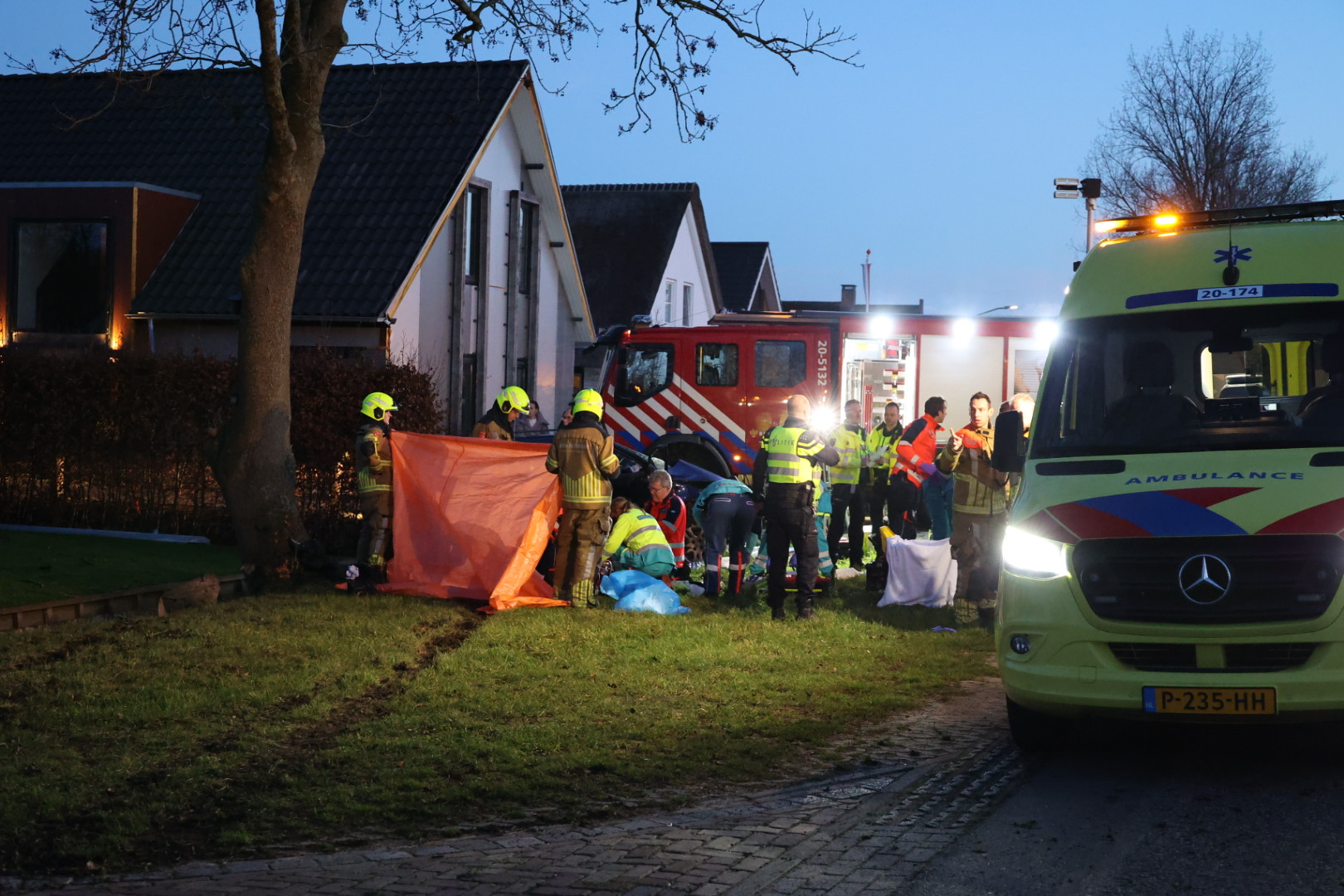 Twee personen gereanimeerd bij ernstig ongeluk tegen boom