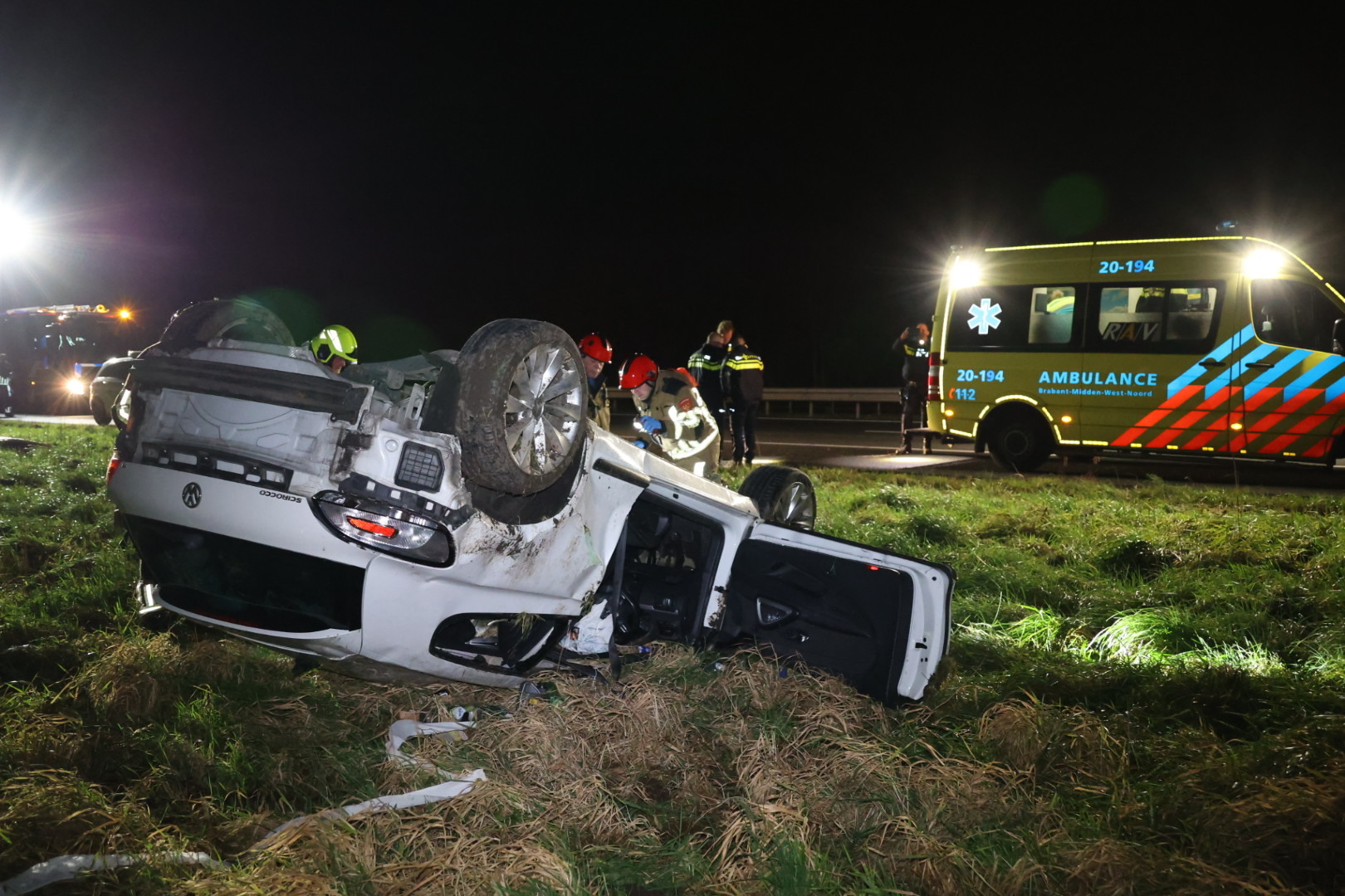 Bestuurster gewond nadat auto meerdere keren over de kop slaat