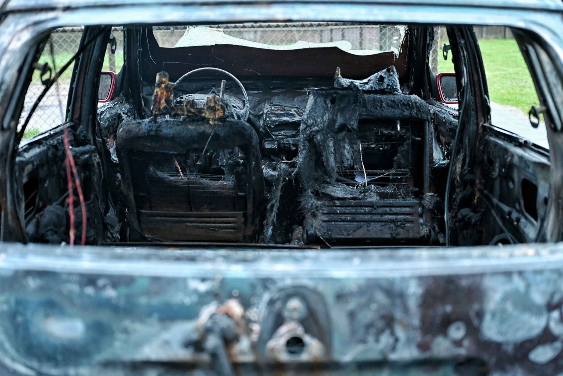 Wéér een auto volledig uitgebrand