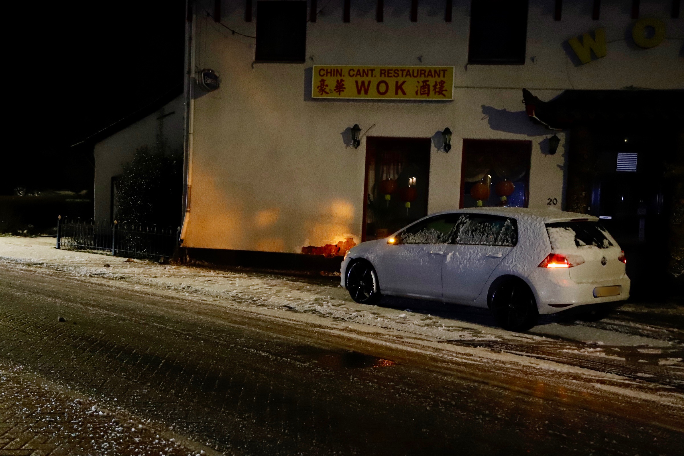 Jongeman rijdt met auto tegen restaurant door gladheid