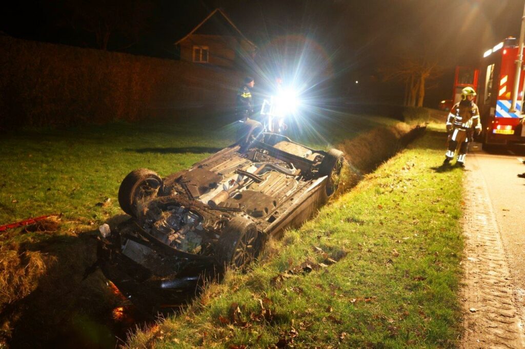 Auto Belandt Ondersteboven In Sloot, Inzittenden Komen Met De Schrik ...