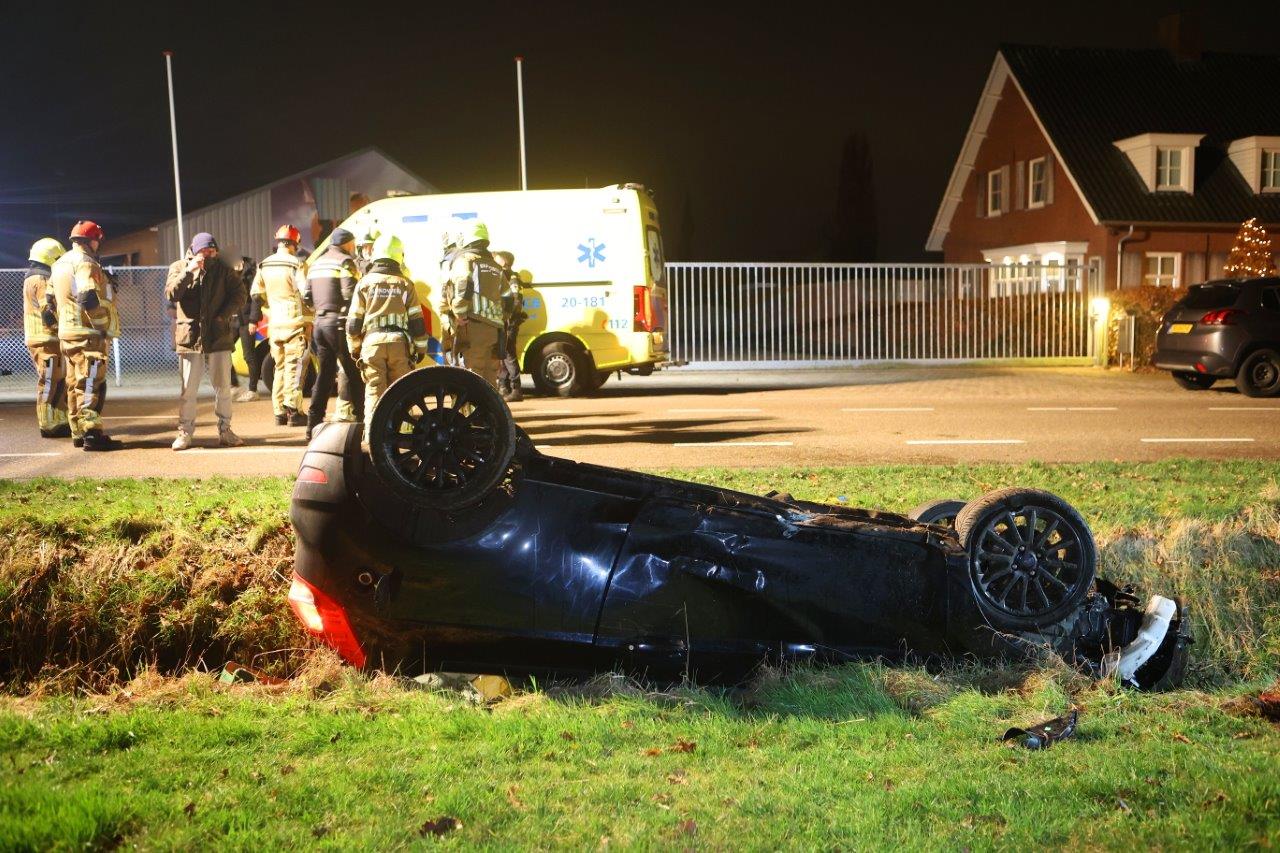 Auto Belandt Ondersteboven In Sloot, Inzittenden Komen Met De Schrik ...