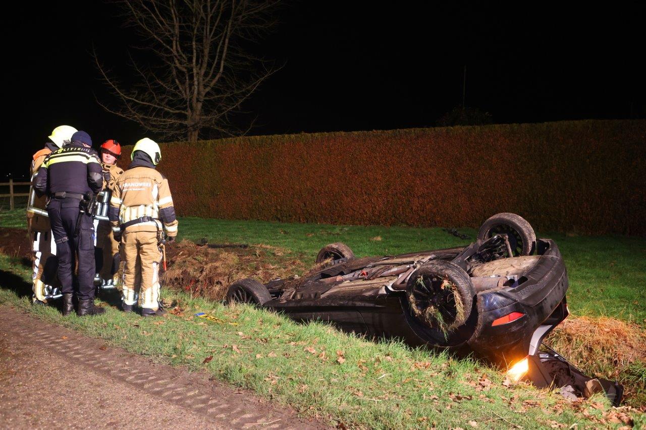 Auto Belandt Ondersteboven In Sloot, Inzittenden Komen Met De Schrik ...