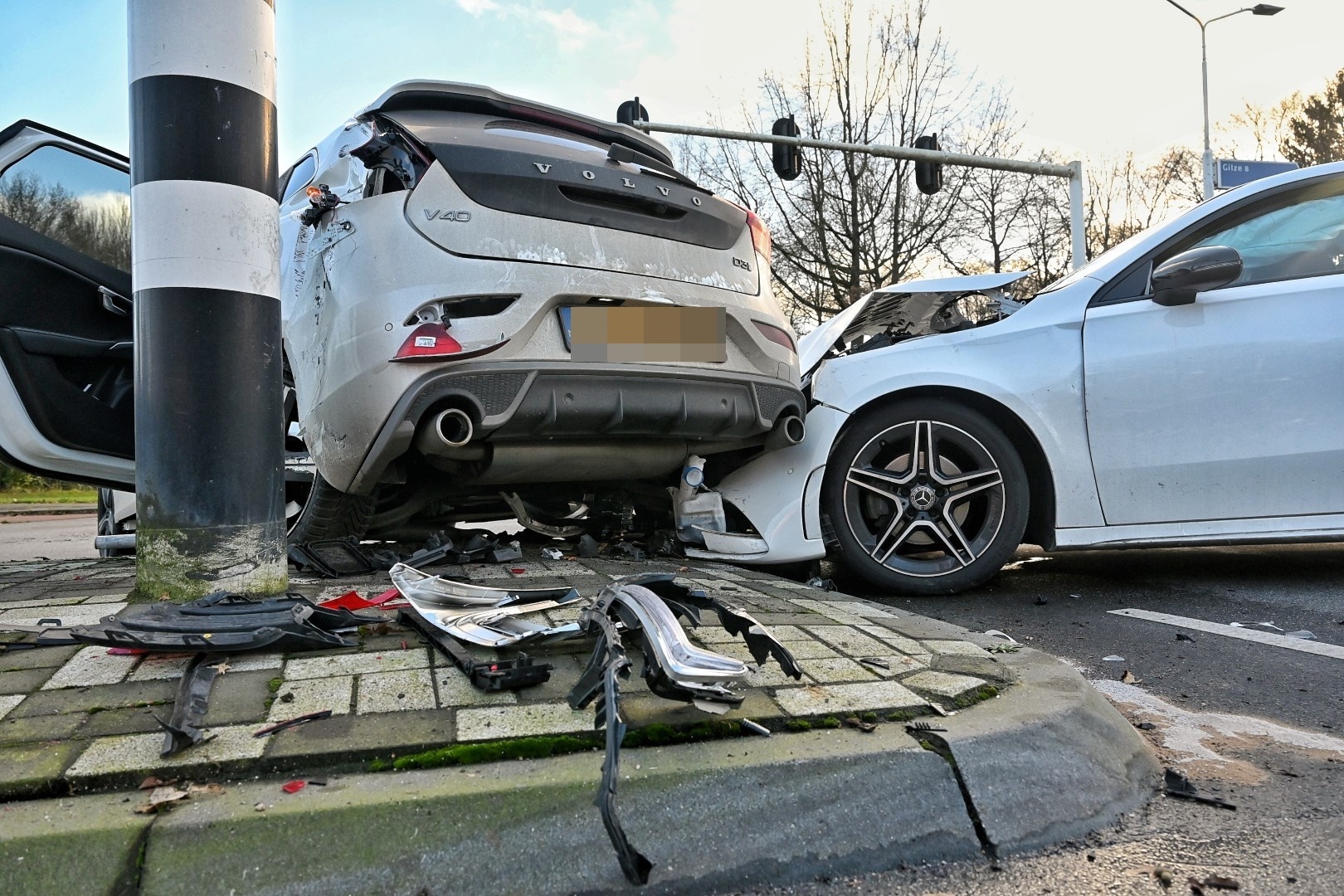Auto’s krijgen ongeval na passeren ambulance met loeiende sirene