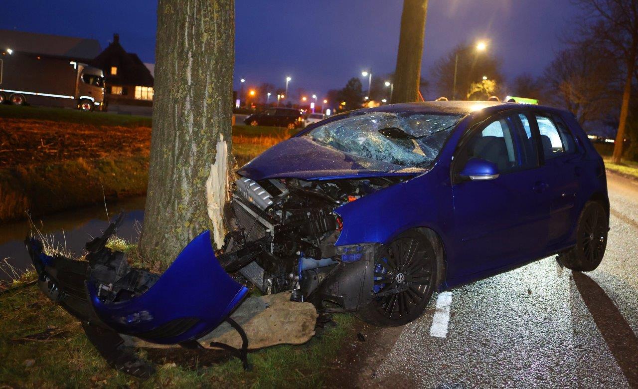 Automobilist klapt tegen boom, bestuurder raakt gewond