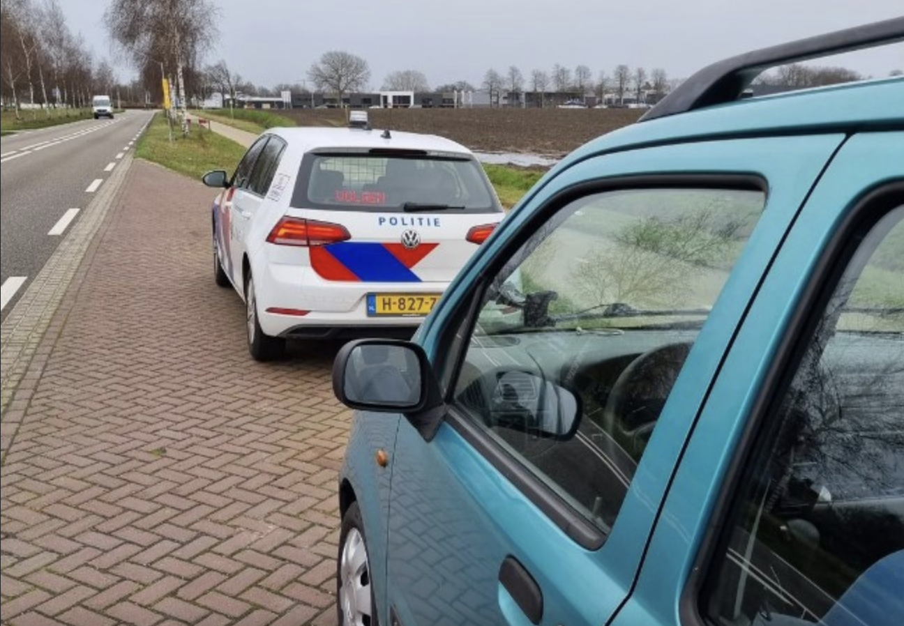 Vrouw wordt betrapt op rijden zonder rijbewijs en laat zoon (zonder rijbewijs) verder rijden