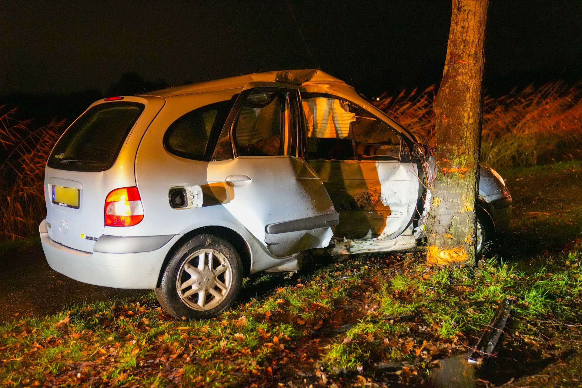 Vier gewonden nadat auto tegen boom klapt