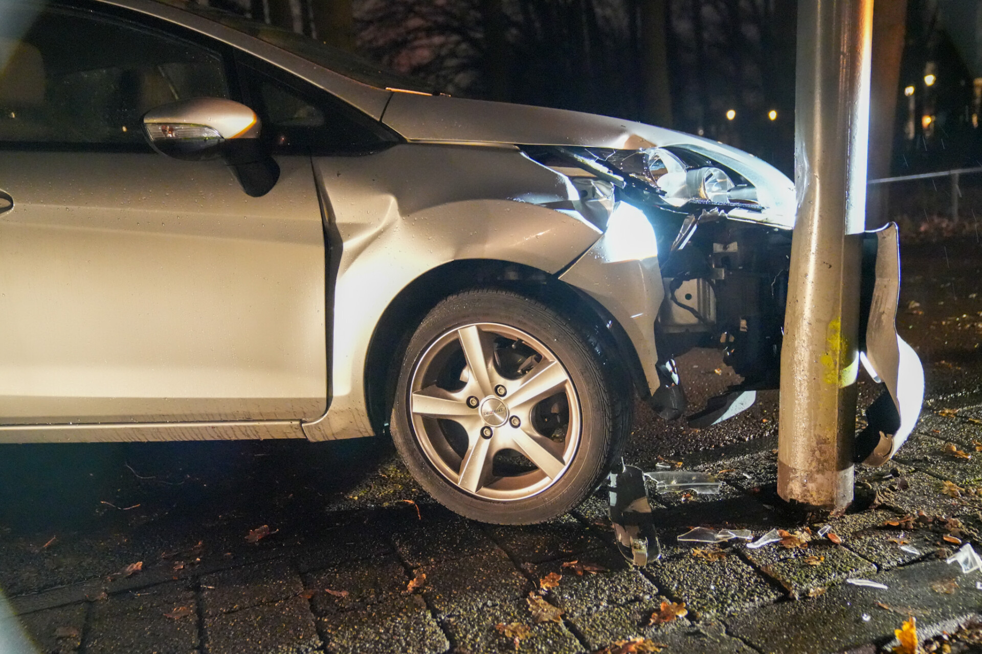 Vrouw op leeftijd botst tegen lantaarnpaal