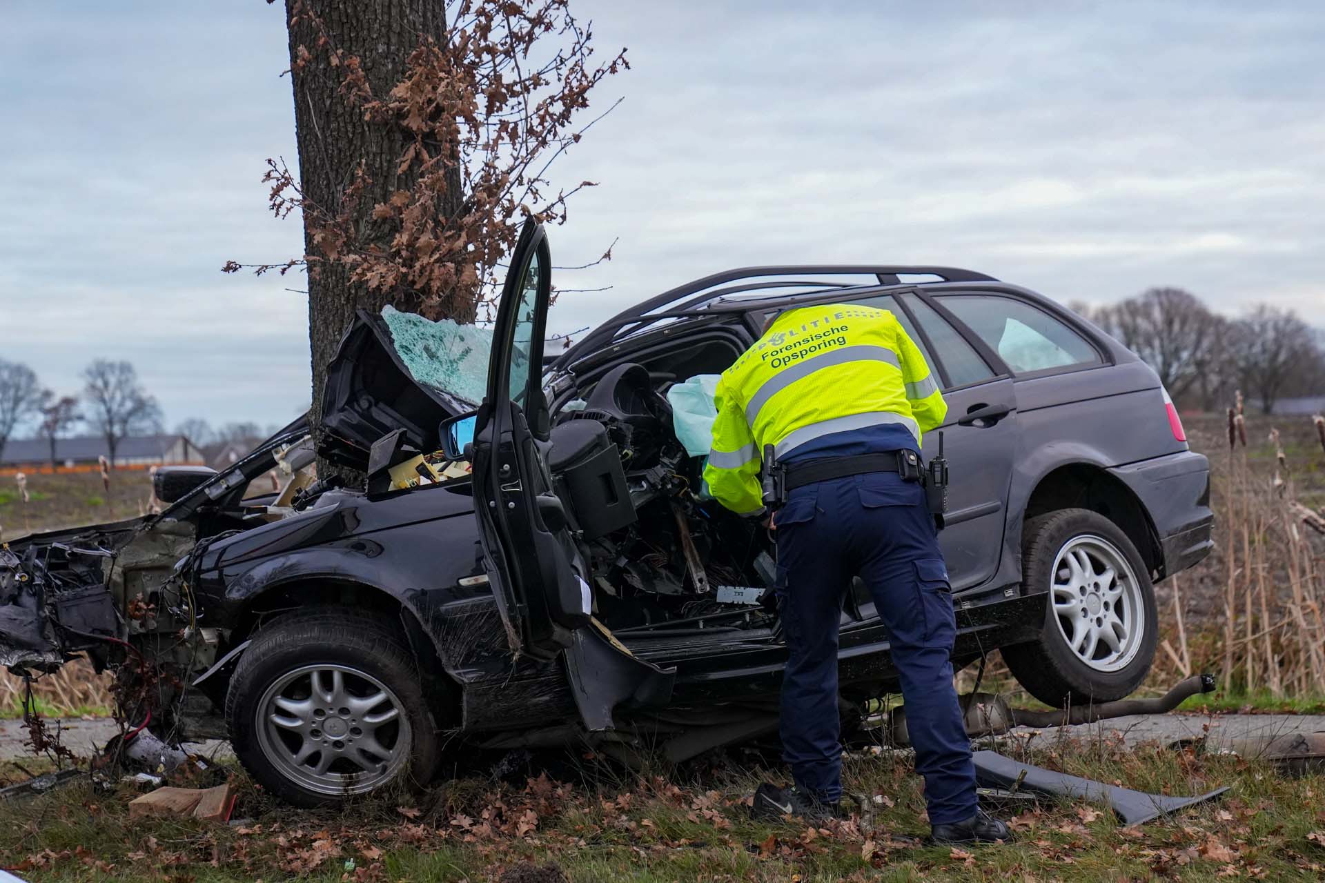 Auto tegen boom aangetroffen, jongeman (19) overleden
