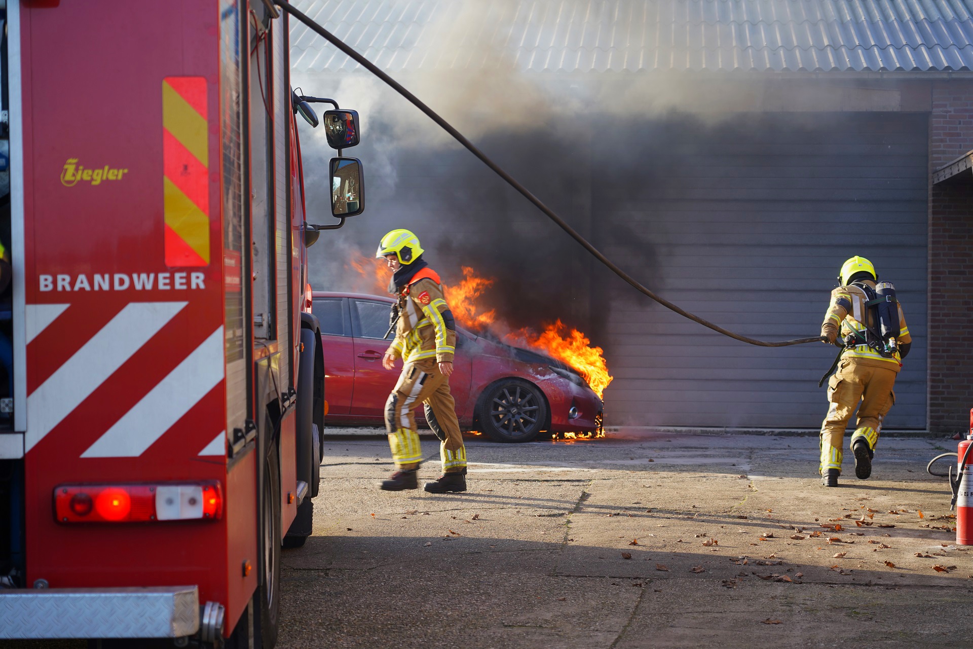 Eigenaresse weet brandende auto onder carport vandaan te rijden