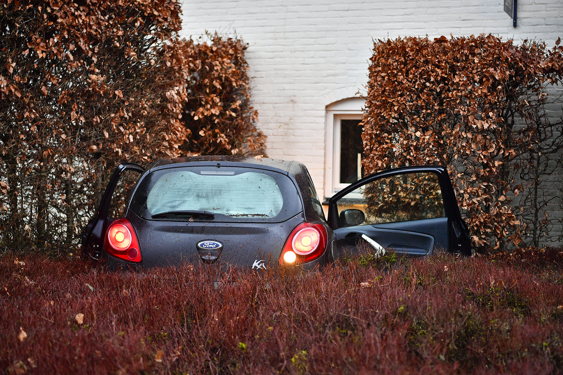 Man onder invloed ramt woning en probeert weg te rijden