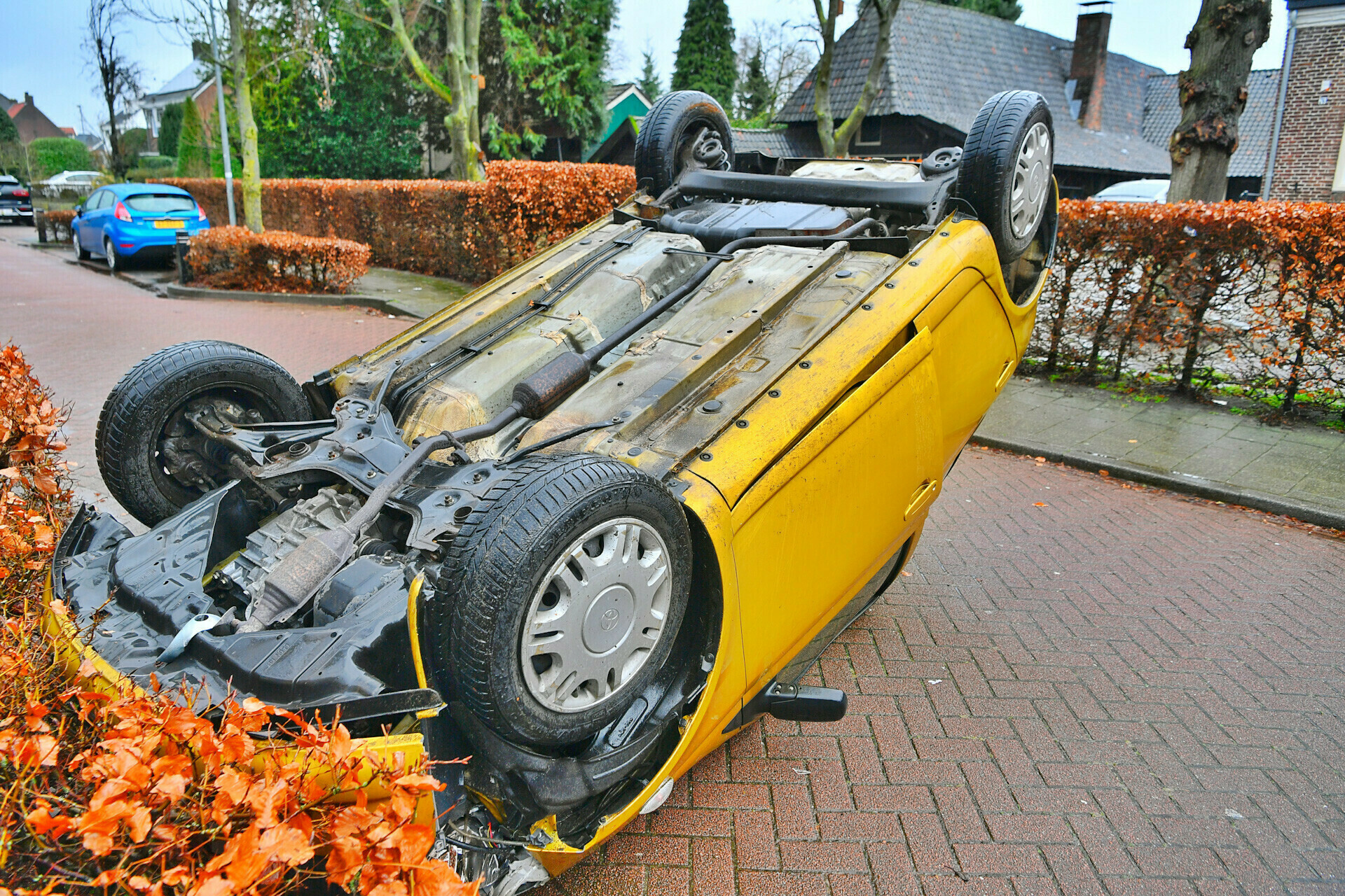 Automobiliste slaat over de kop in woonwijk