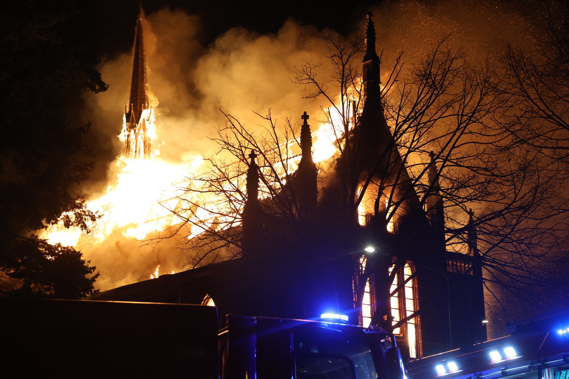 FOTO UPDATE: Grote brand in kerk, waarschijnlijk vuurwerk de oorzaak