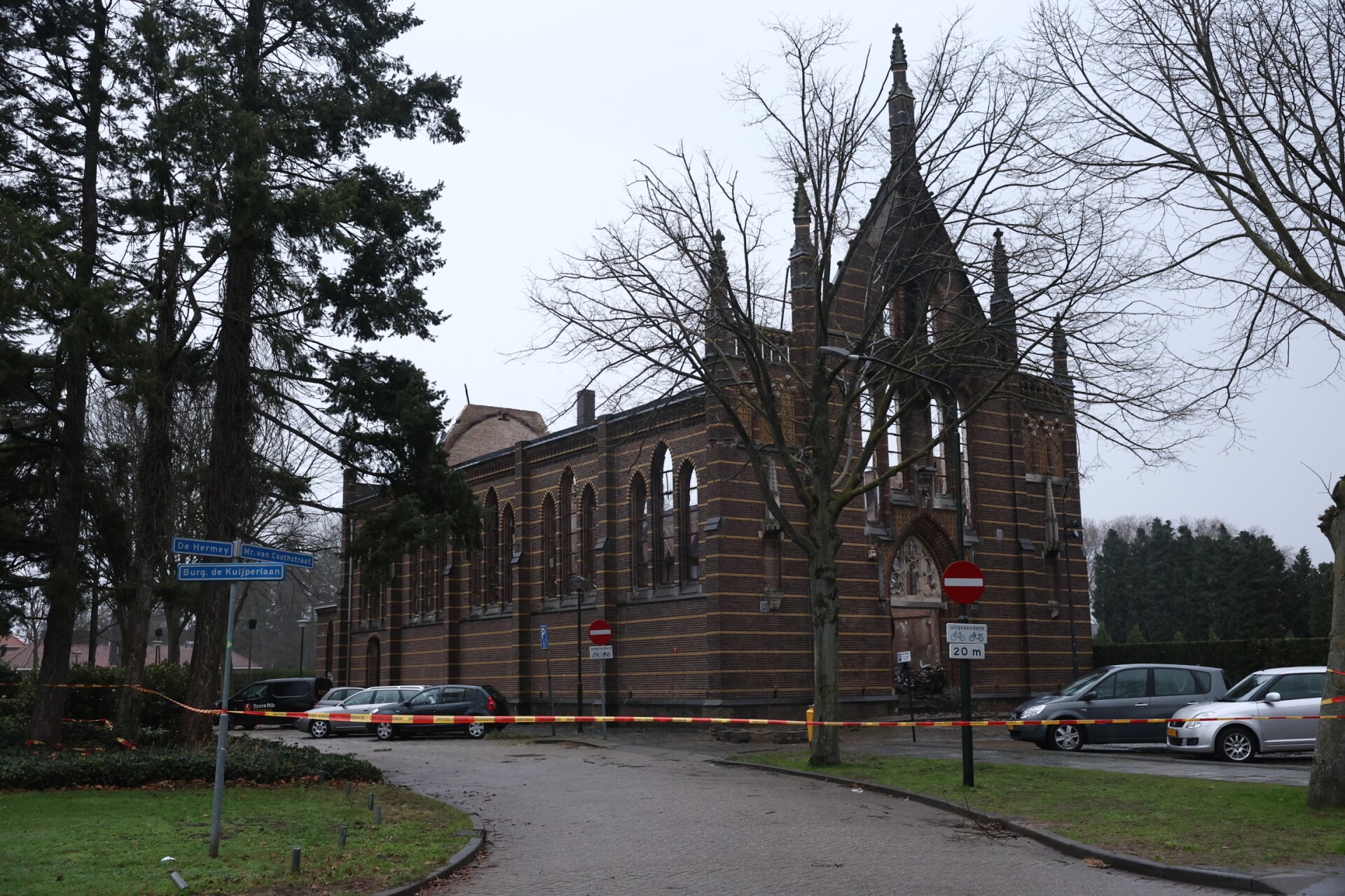 Ravage na grote brand in kerk goed te zien bij daglicht
