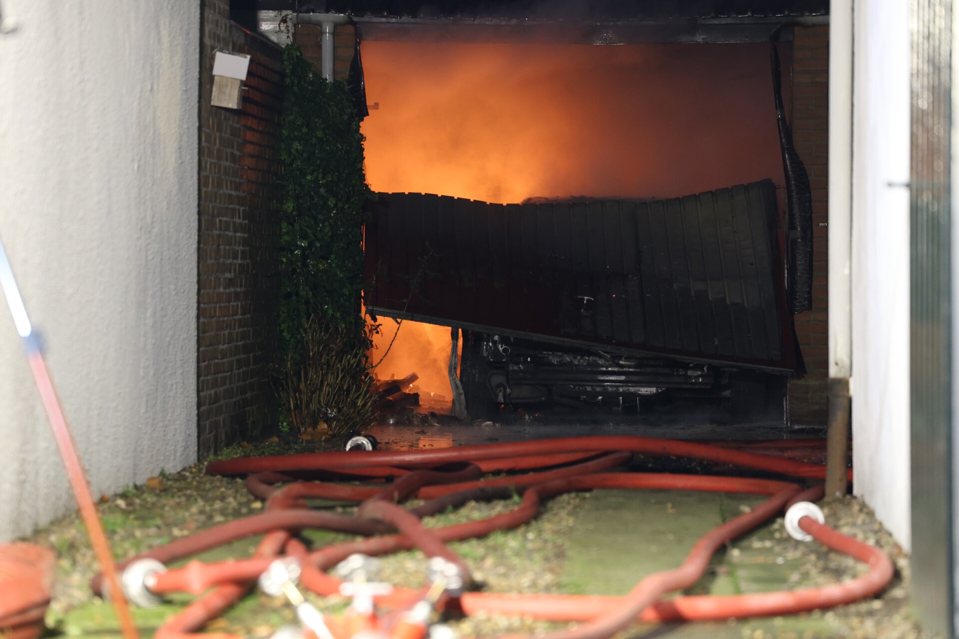 Felle brand verwoest garage en auto