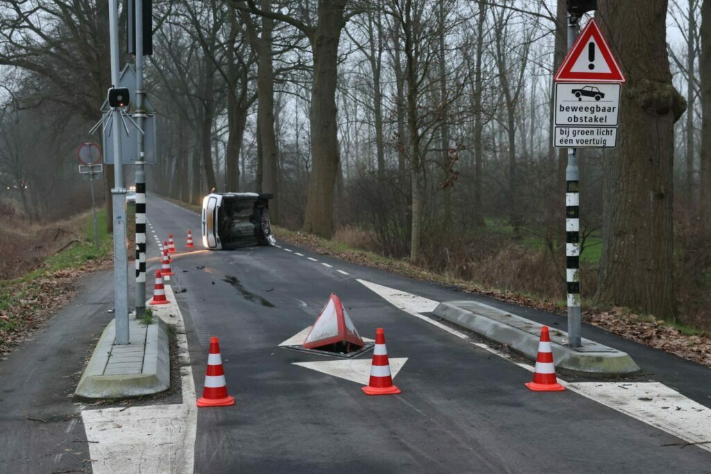 Auto gelanceerd door beweegbaar obstakel in de weg: inzittende
