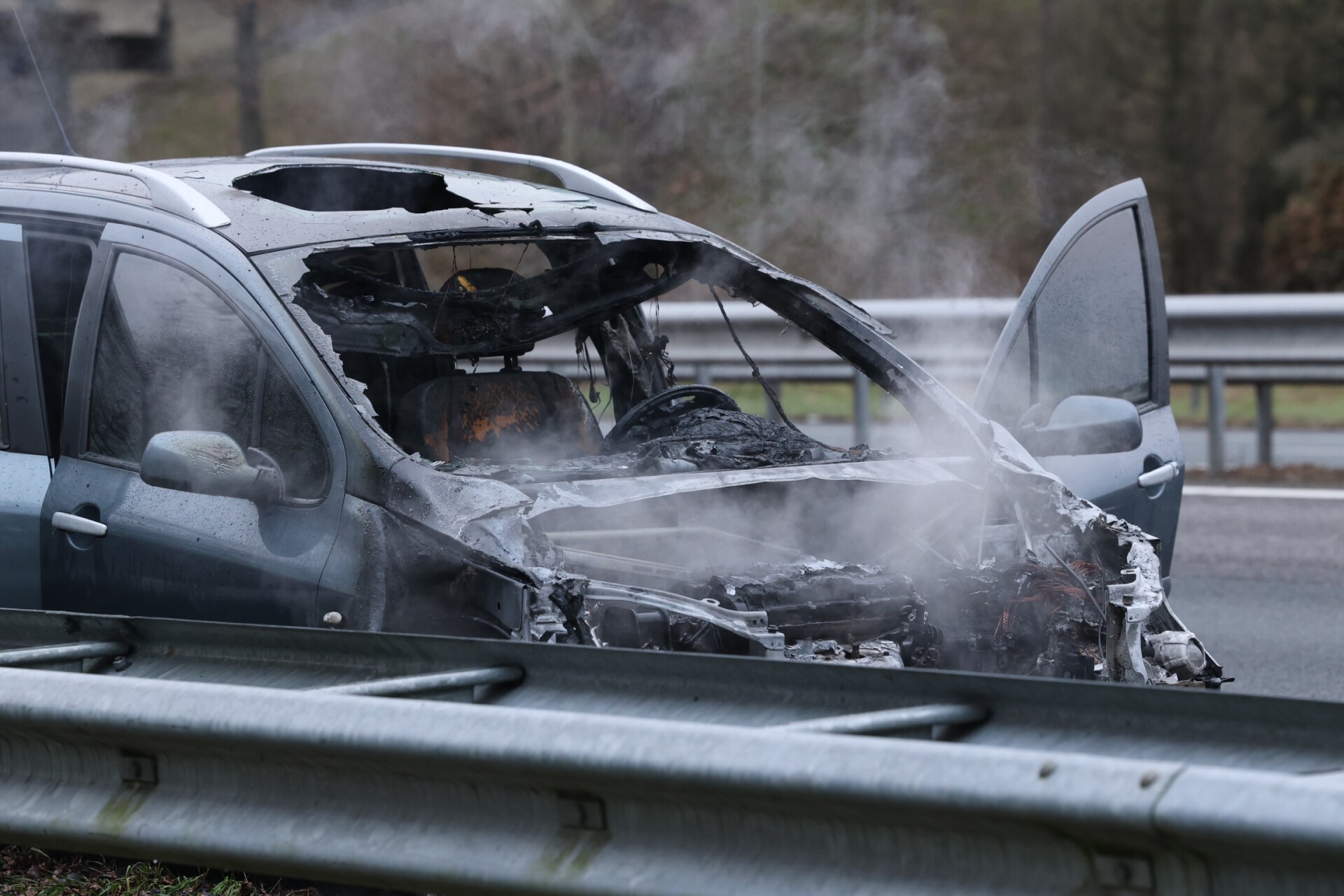 Auto uitgebrand op snelweg