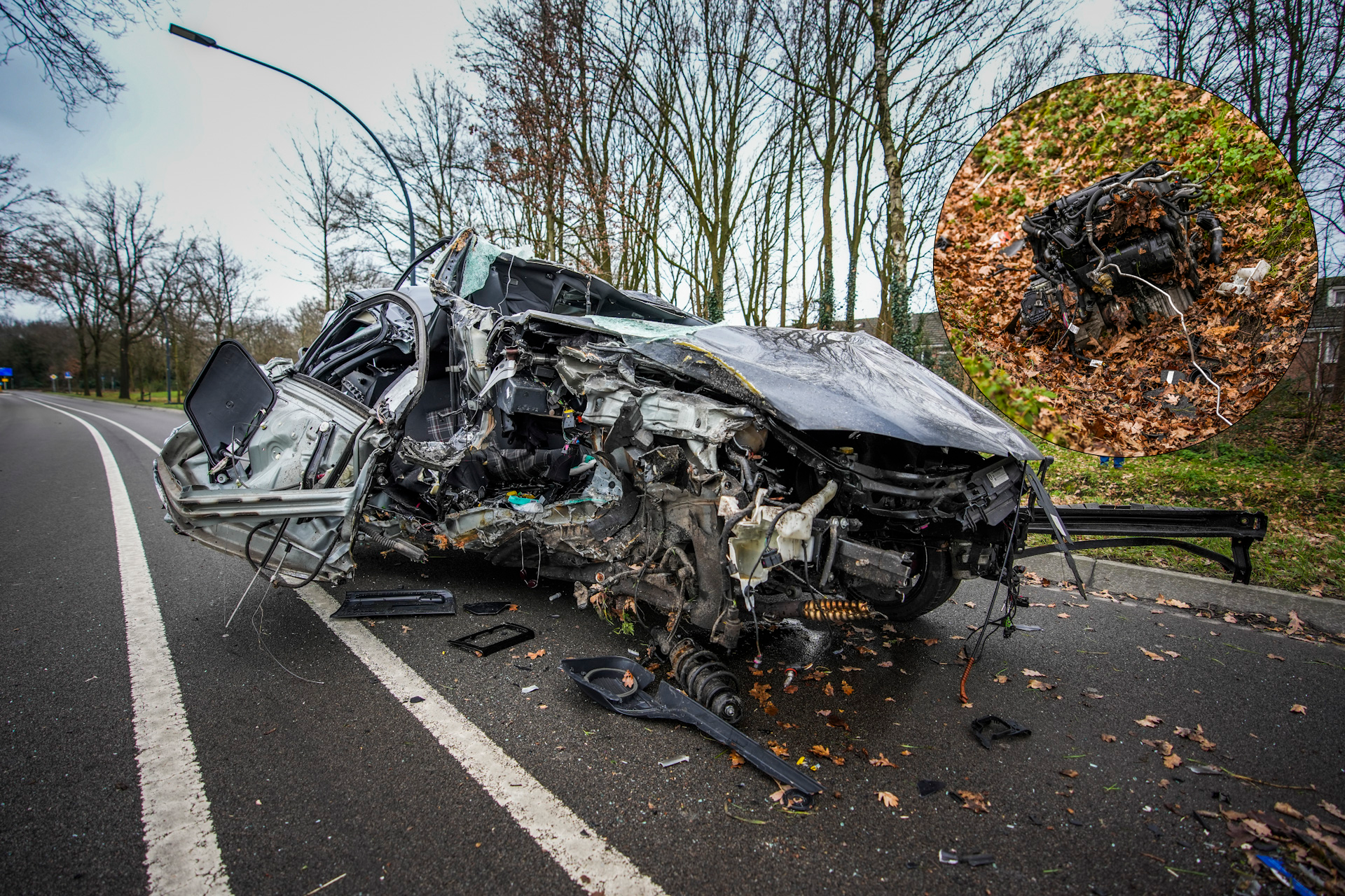 Automobilist crasht tegen boom; motorblok eruit gevlogen