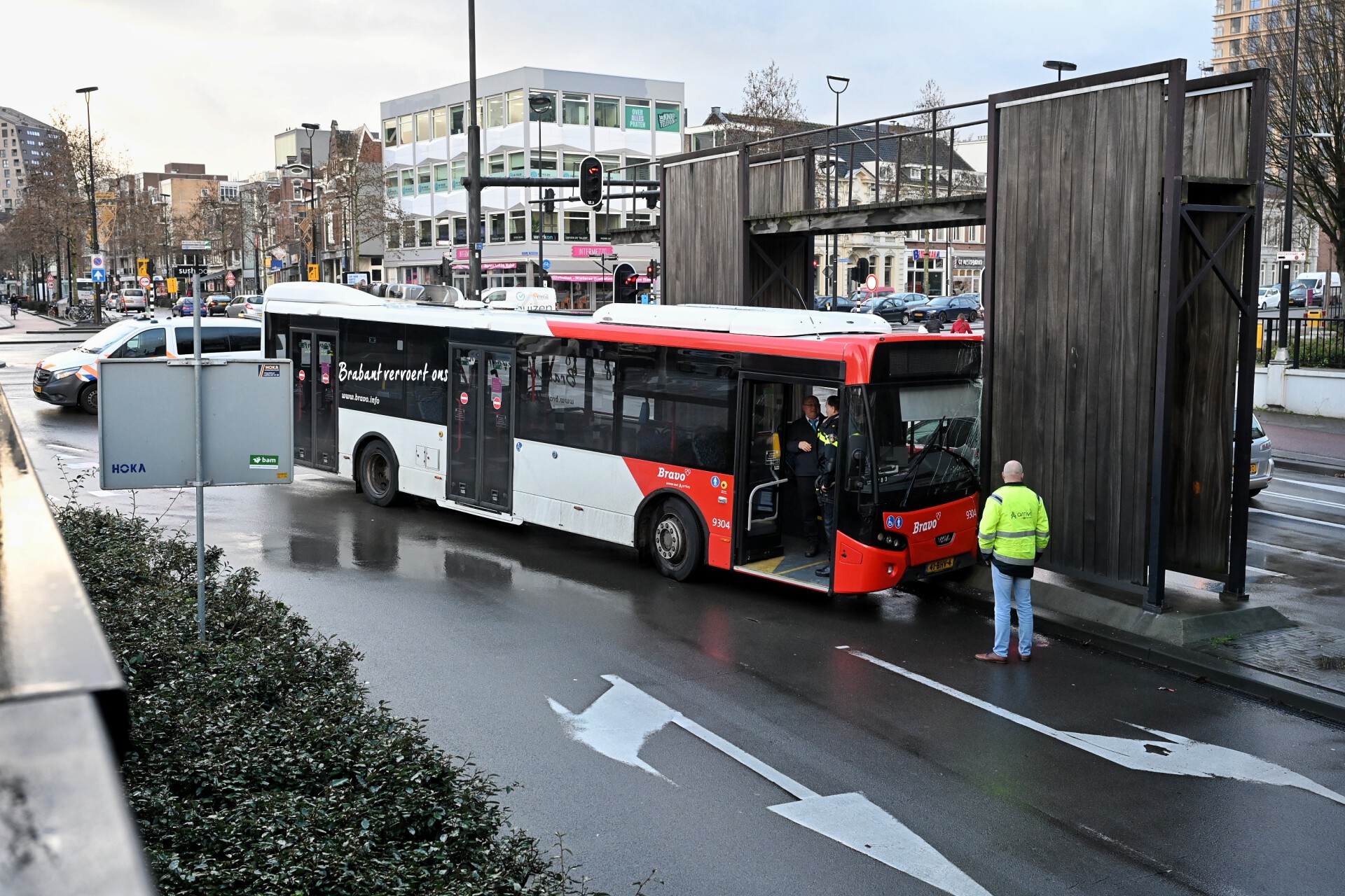 Bus ramt duikplank-kunstwerk in Tilburg
