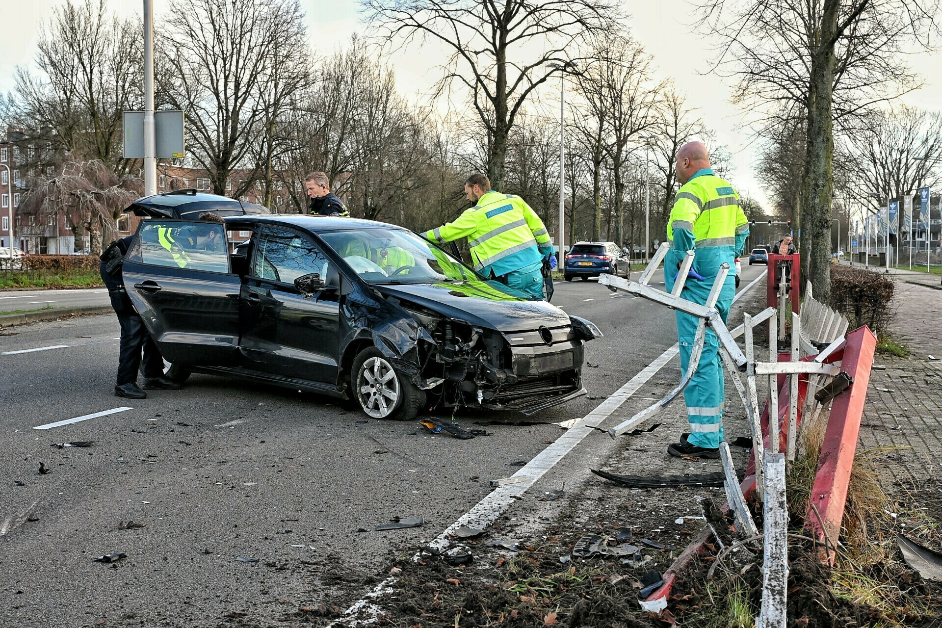 Flinke schade nadat automobilist hek ramt