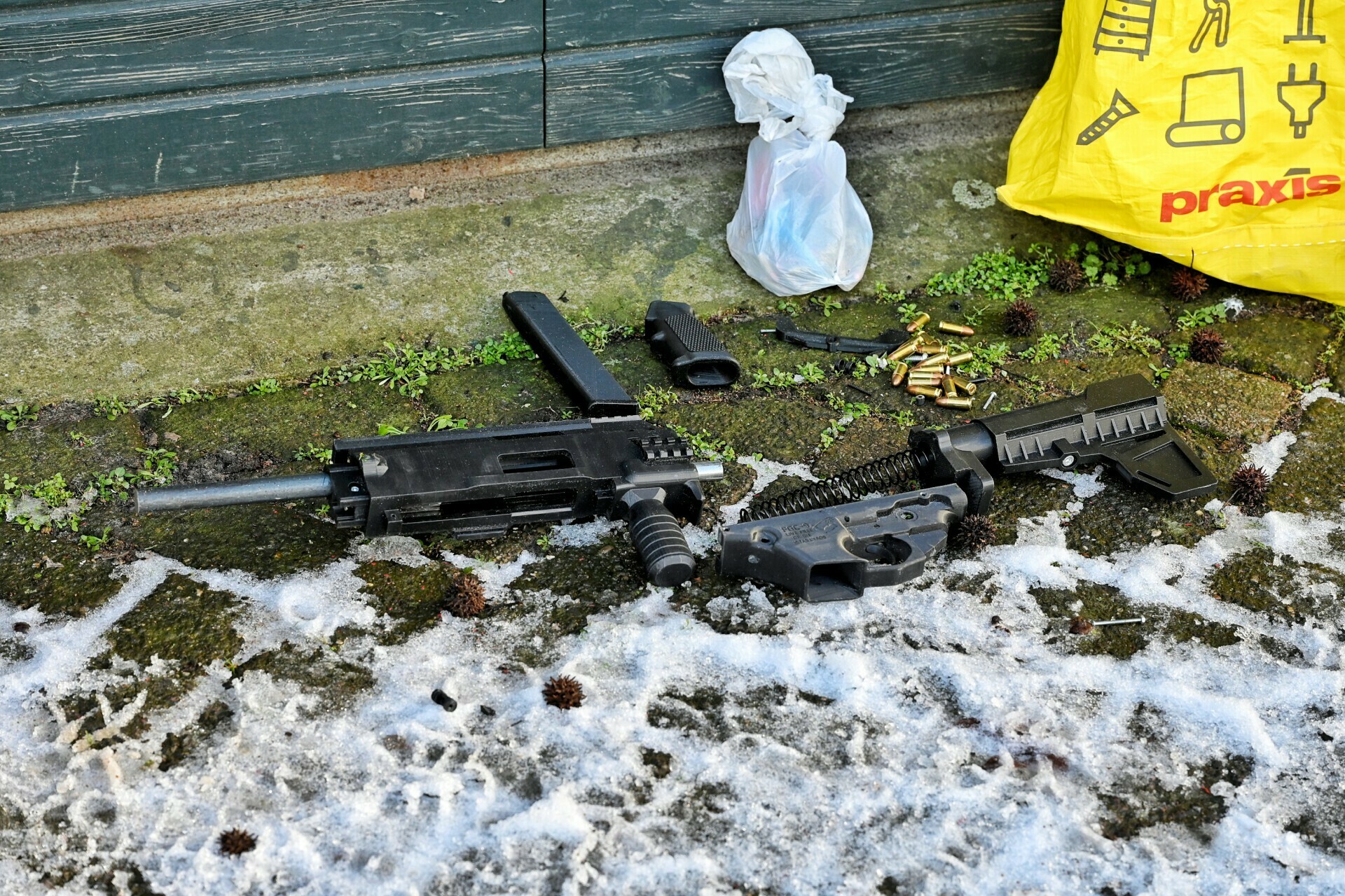 Ruim 30 waterstofgasflessen en automatisch vuurwapen gevonden