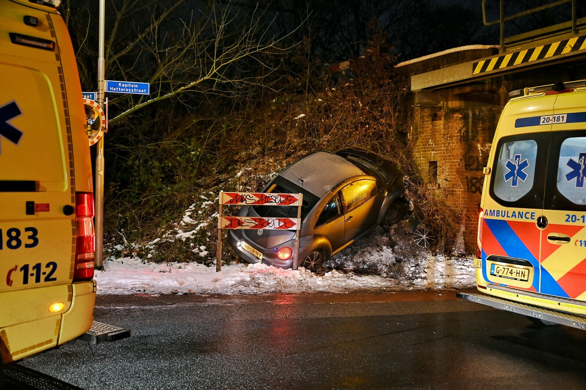 Man en vrouw gewond bij ongeval tegen viaduct