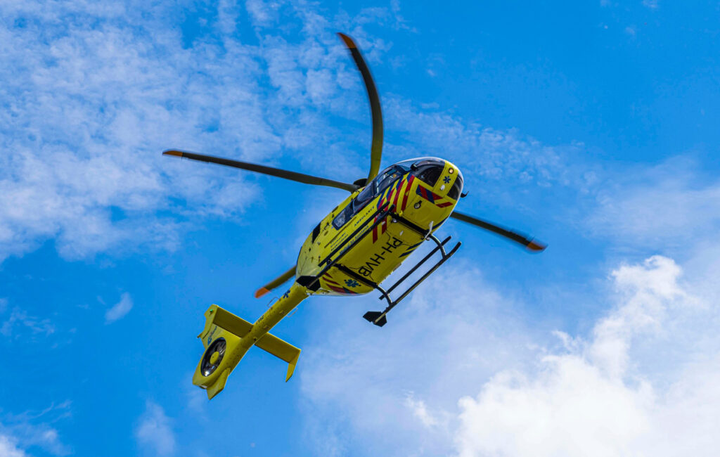 Zwaargewonde man aangetroffen in steegje, politie doet onderzoek