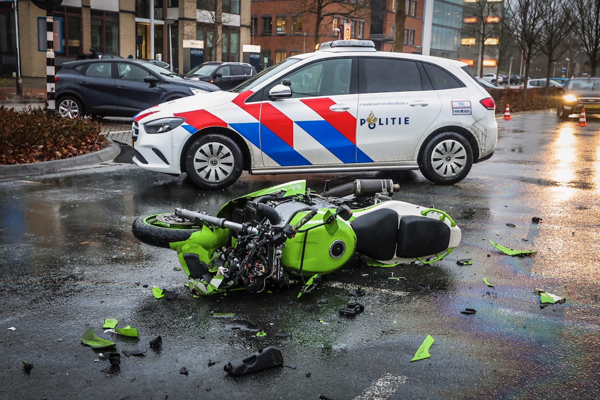 Motorrijder botst achterop auto en raakt gewond